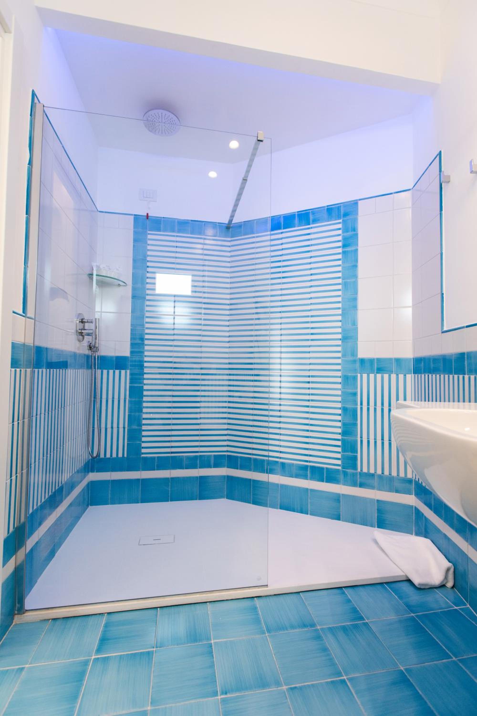 Deluxe Double Room with Balcony and Sea View - Photo 17