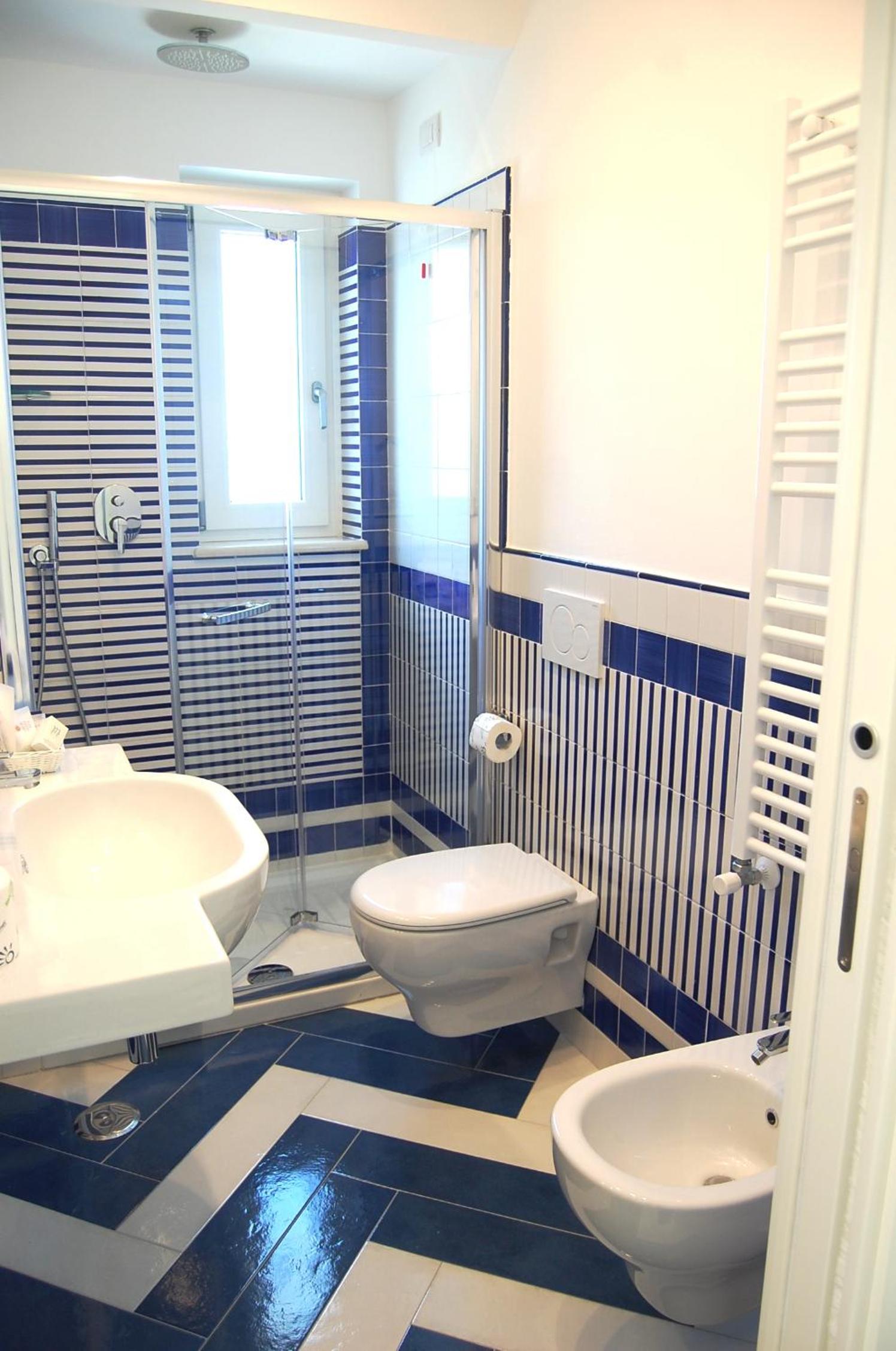 Deluxe Double Room with Balcony and Sea View - Photo 14