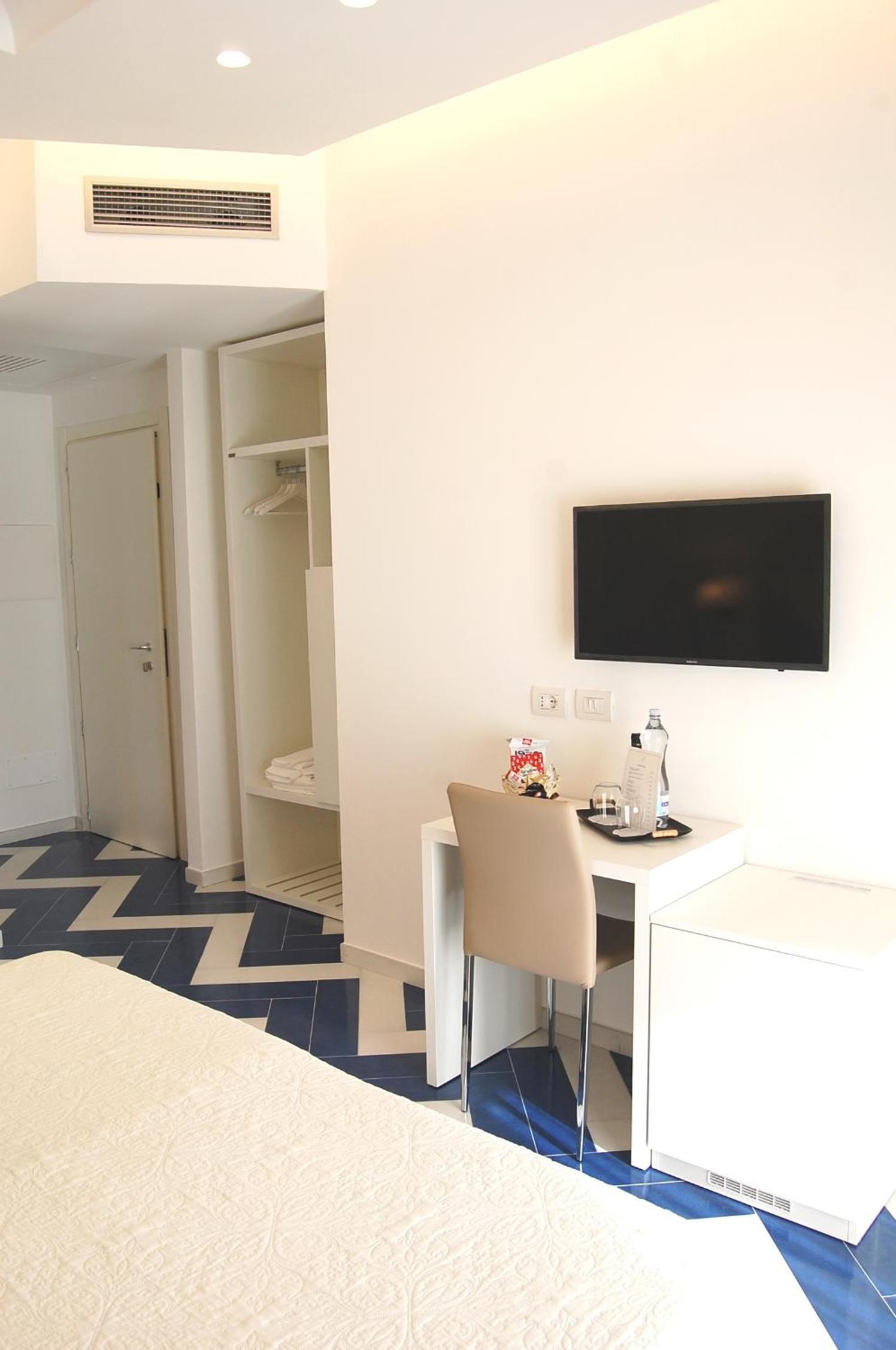 Deluxe Double Room with Balcony and Sea View - Photo 9