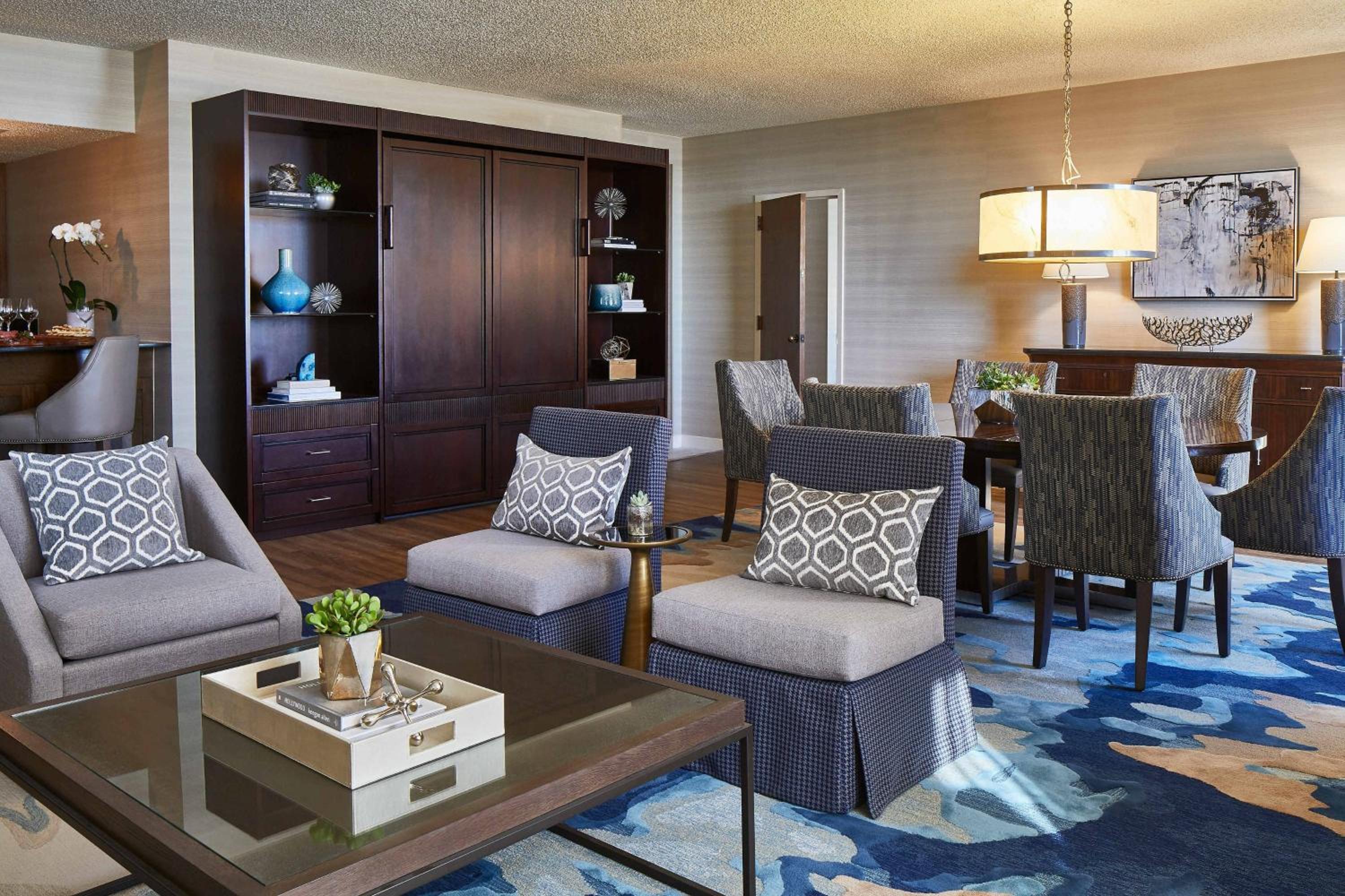 High Floor Suite with Pull-Down Bed, City View, Wet Bar, Dining Area and Renaissance Lounge Access