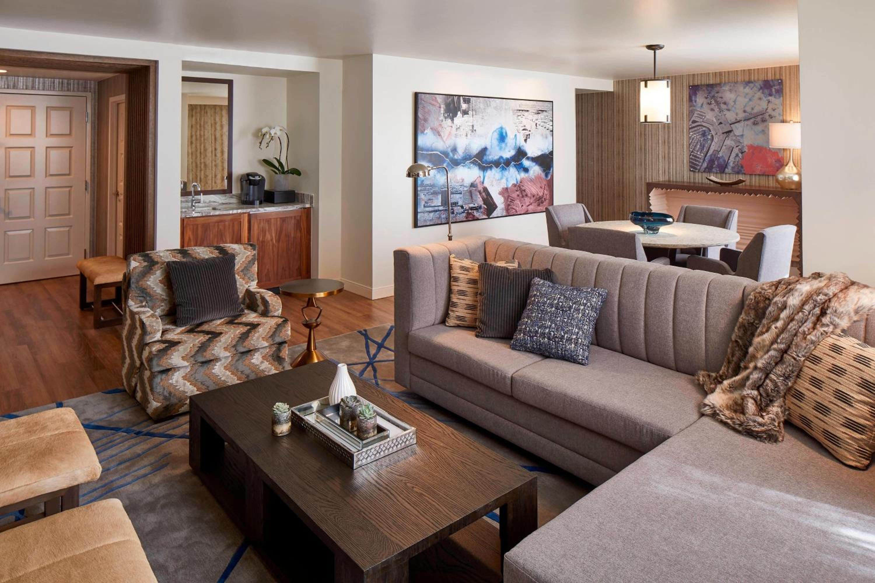 High Floor One-Bedroom King Suite with City View, Dining Area and Renaissance Lounge Access
