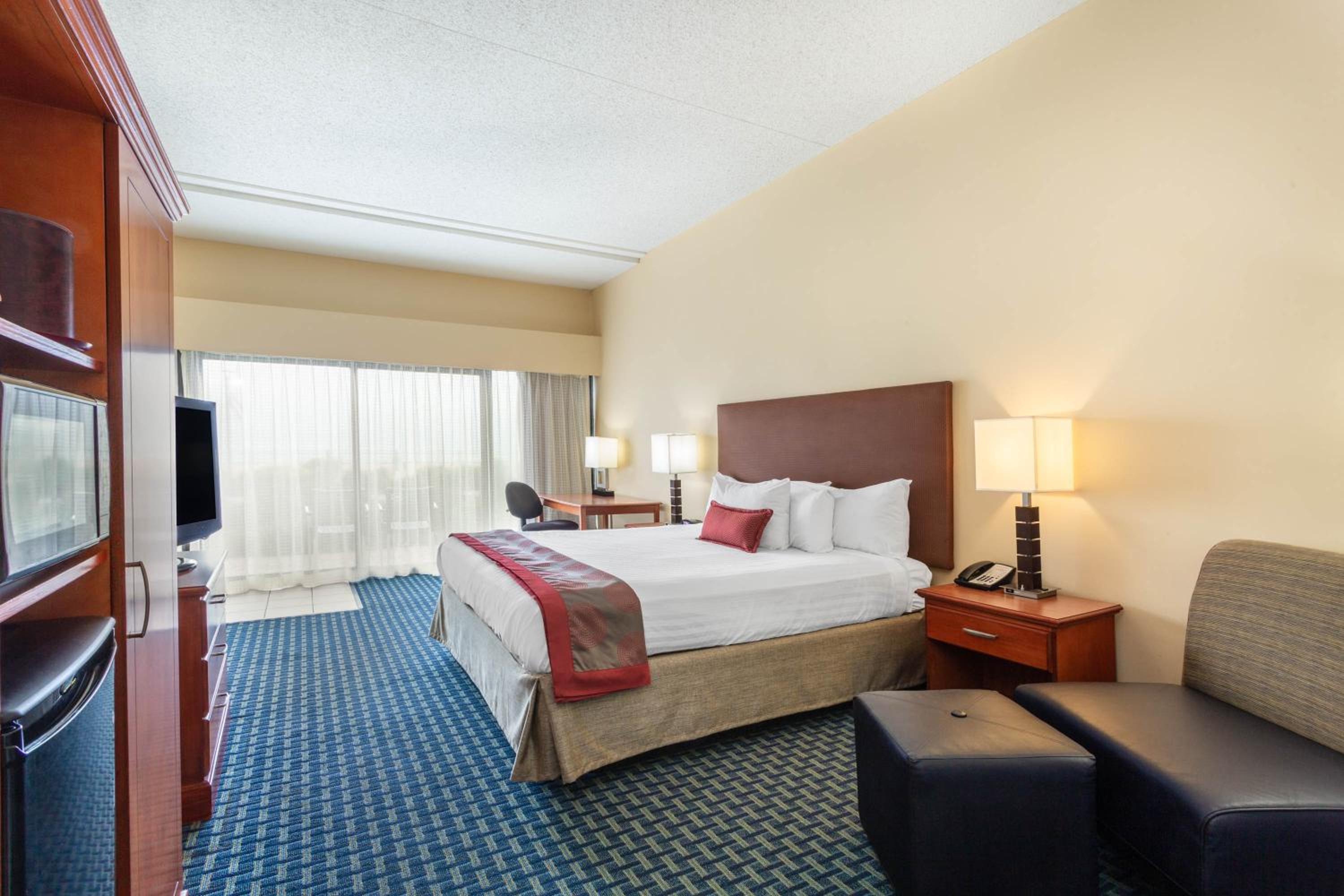 King Room with Oceanfront View - First Floor/Non-Smoking - Photo 1
