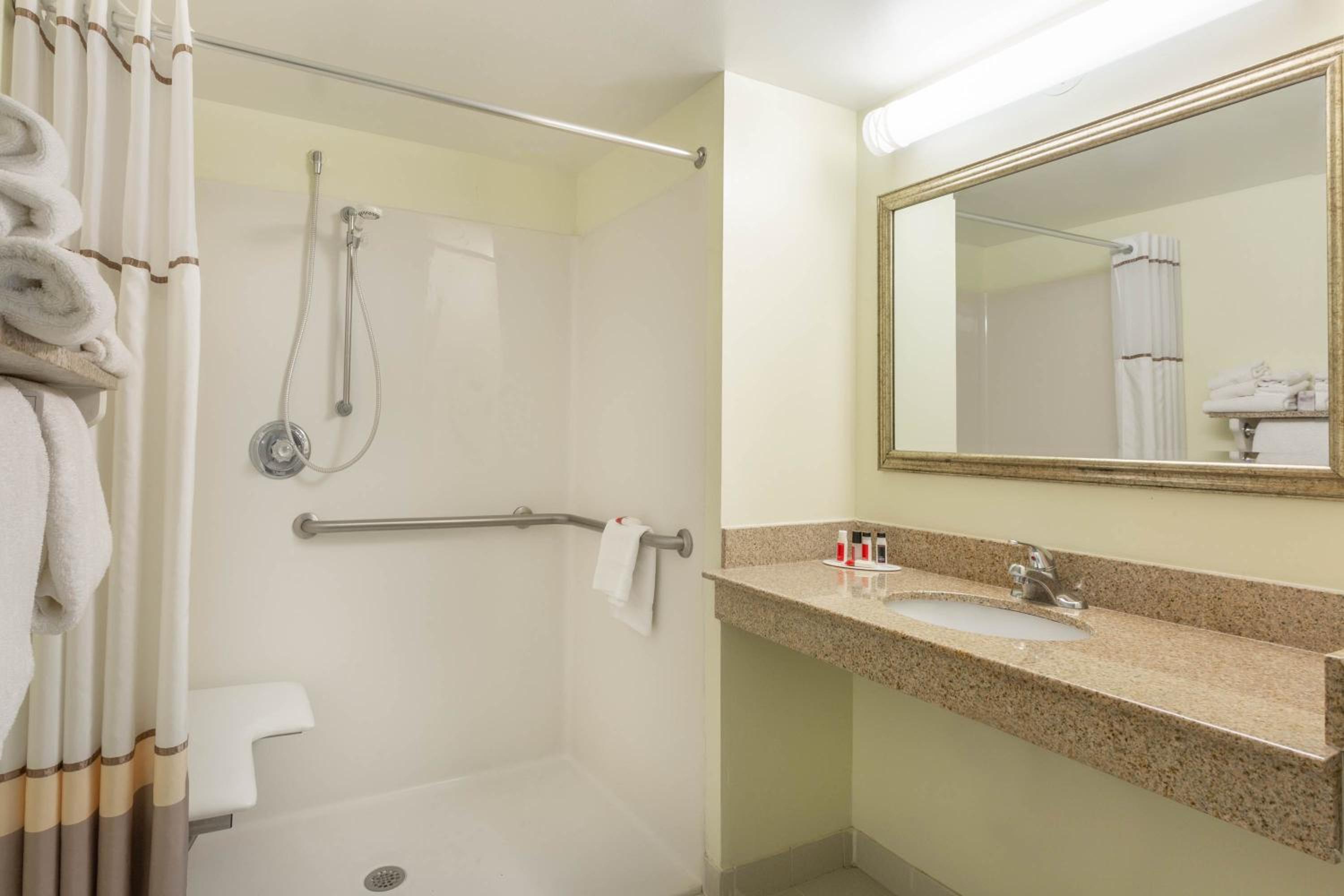 King Room with Oceanfront View - First Floor/Mobility Accessible/Non-Smoking - Photo 2