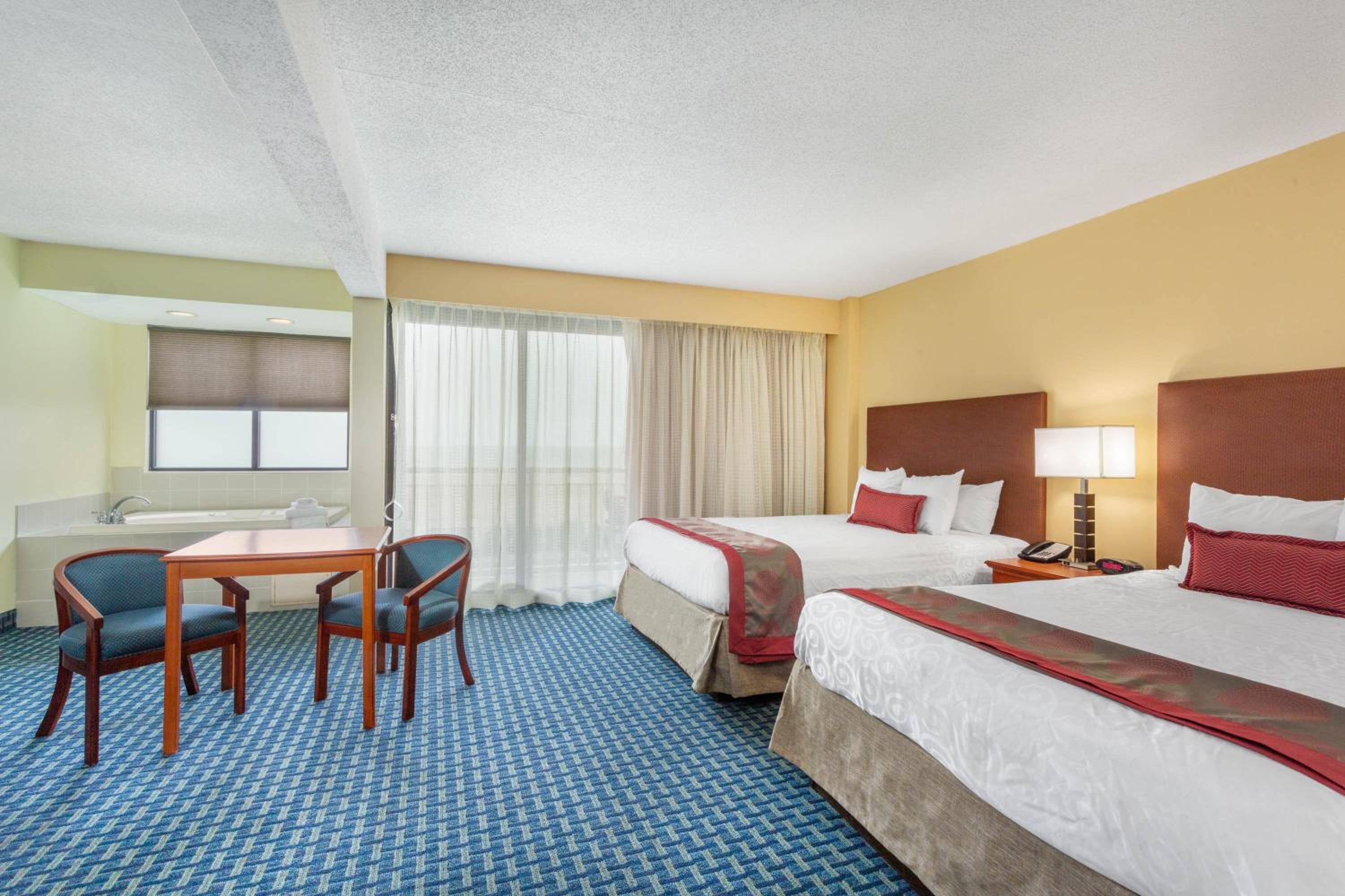 Double Room with Oceanfront View - Mobility Accessible with Roll-In Shower/Non-Smoking - Photo 3