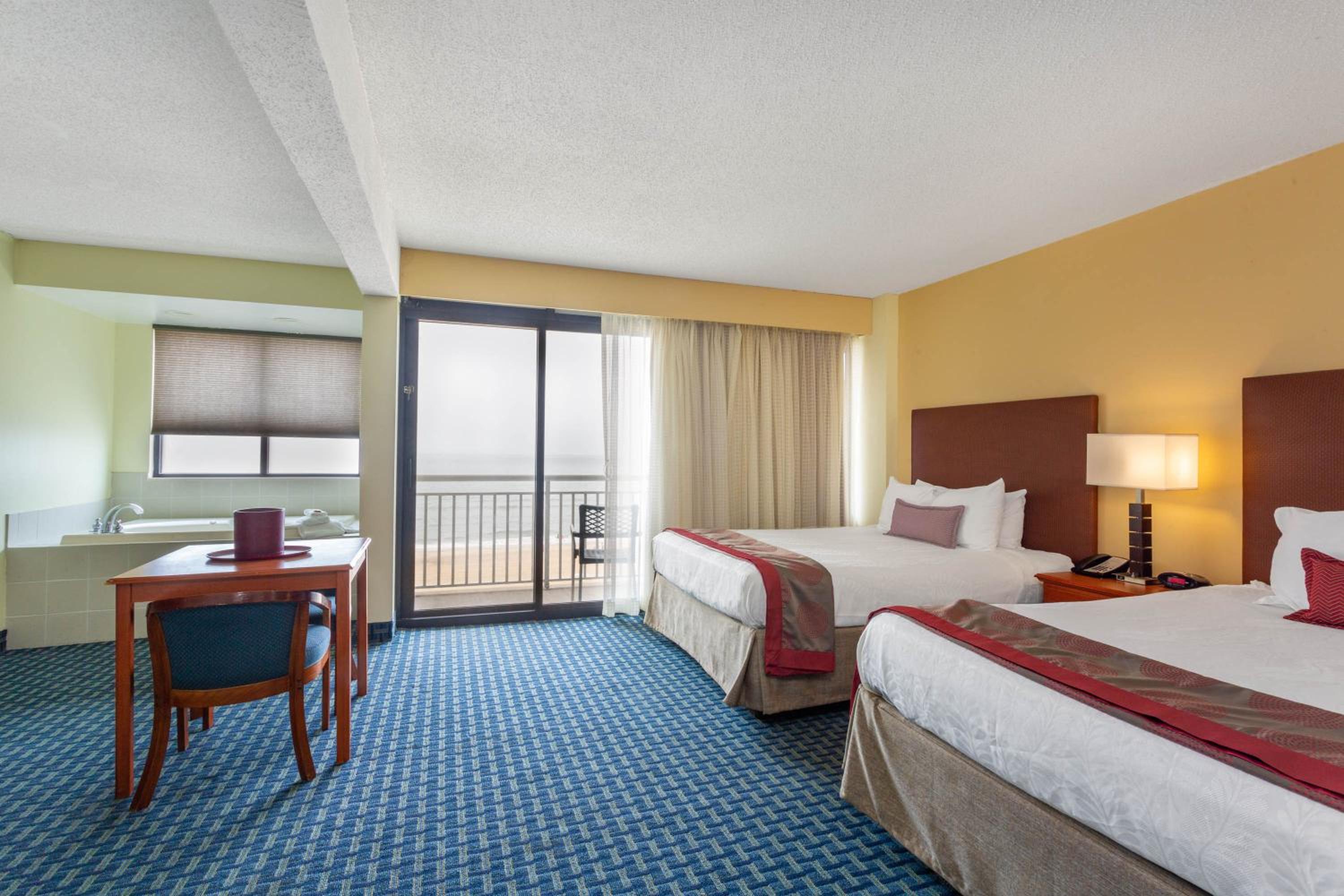 Double Room with Oceanfront View - Mobility Accessible with Roll-In Shower/Non-Smoking - Photo 4