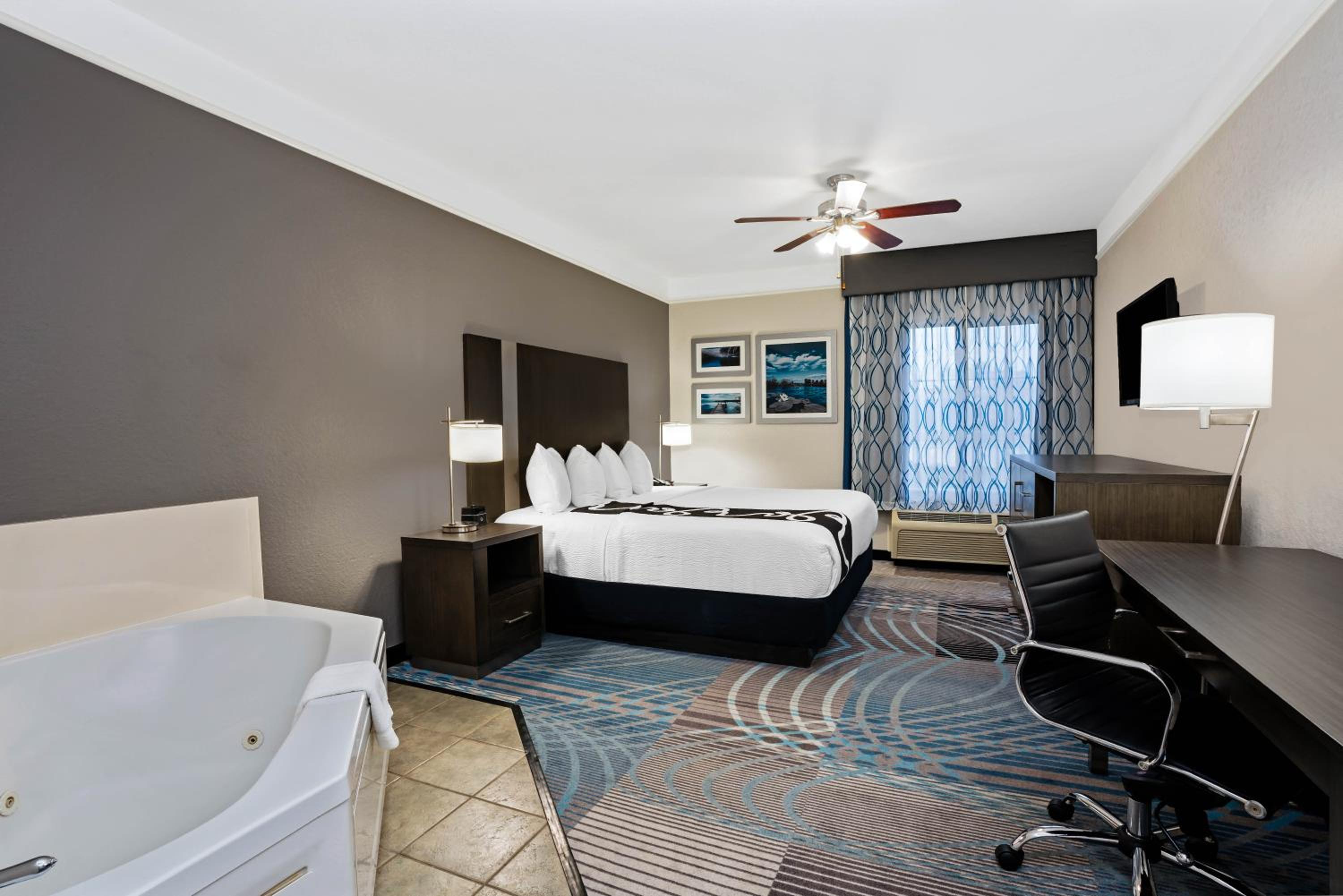Jacuzzi King Suite - Non-Smoking - Photo 3