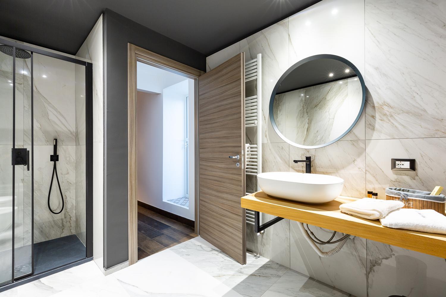 Queen Suite with Sea View - Photo 56