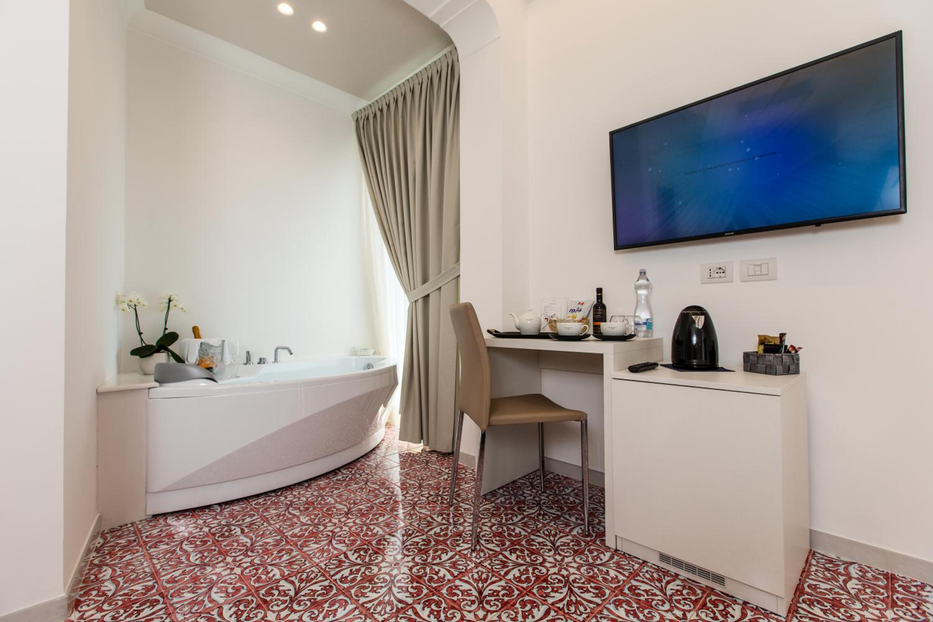 King Room with Spa Bath - Photo 11