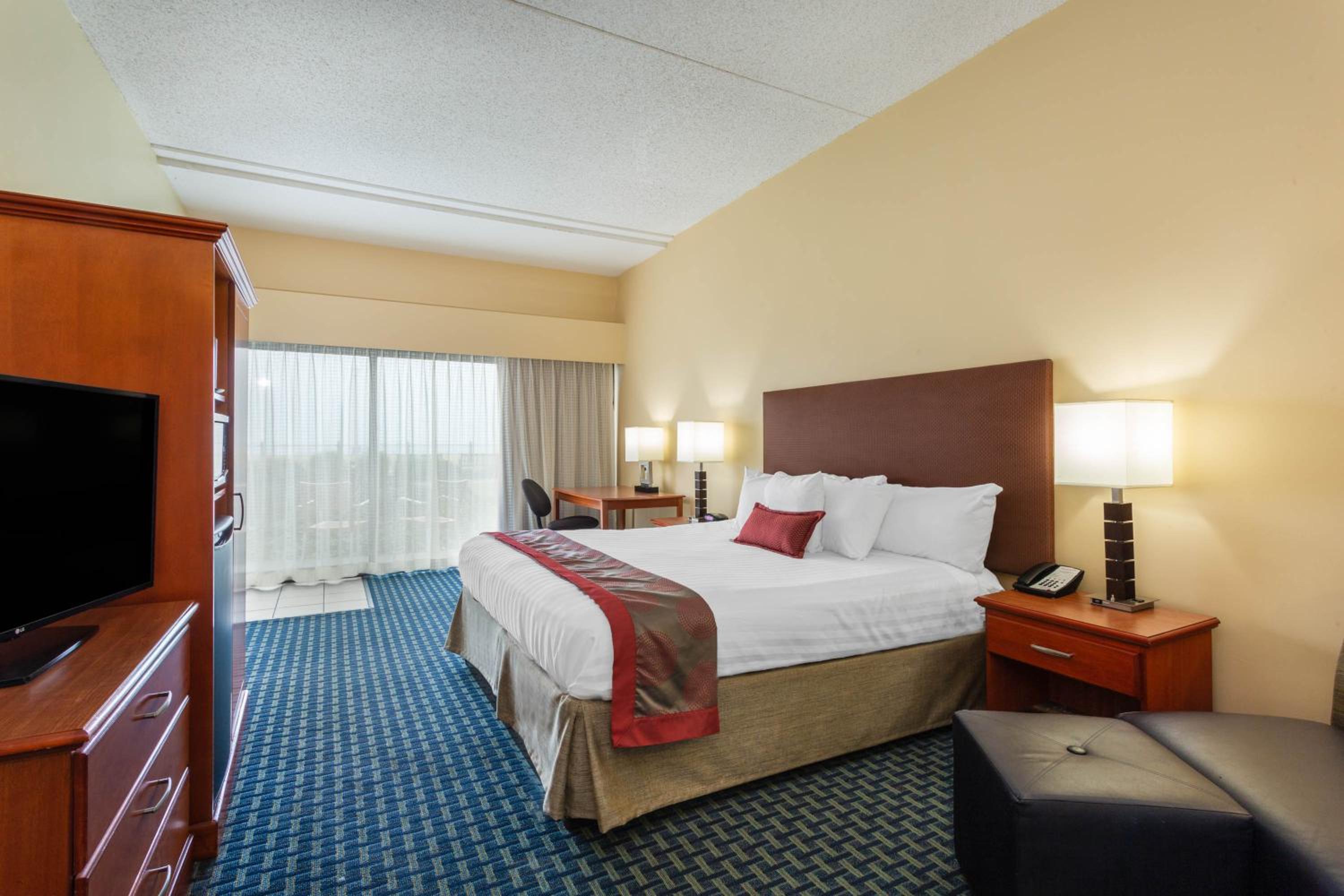 King Room with Oceanfront View - First Floor/Mobility Accessible/Non-Smoking - Photo 4