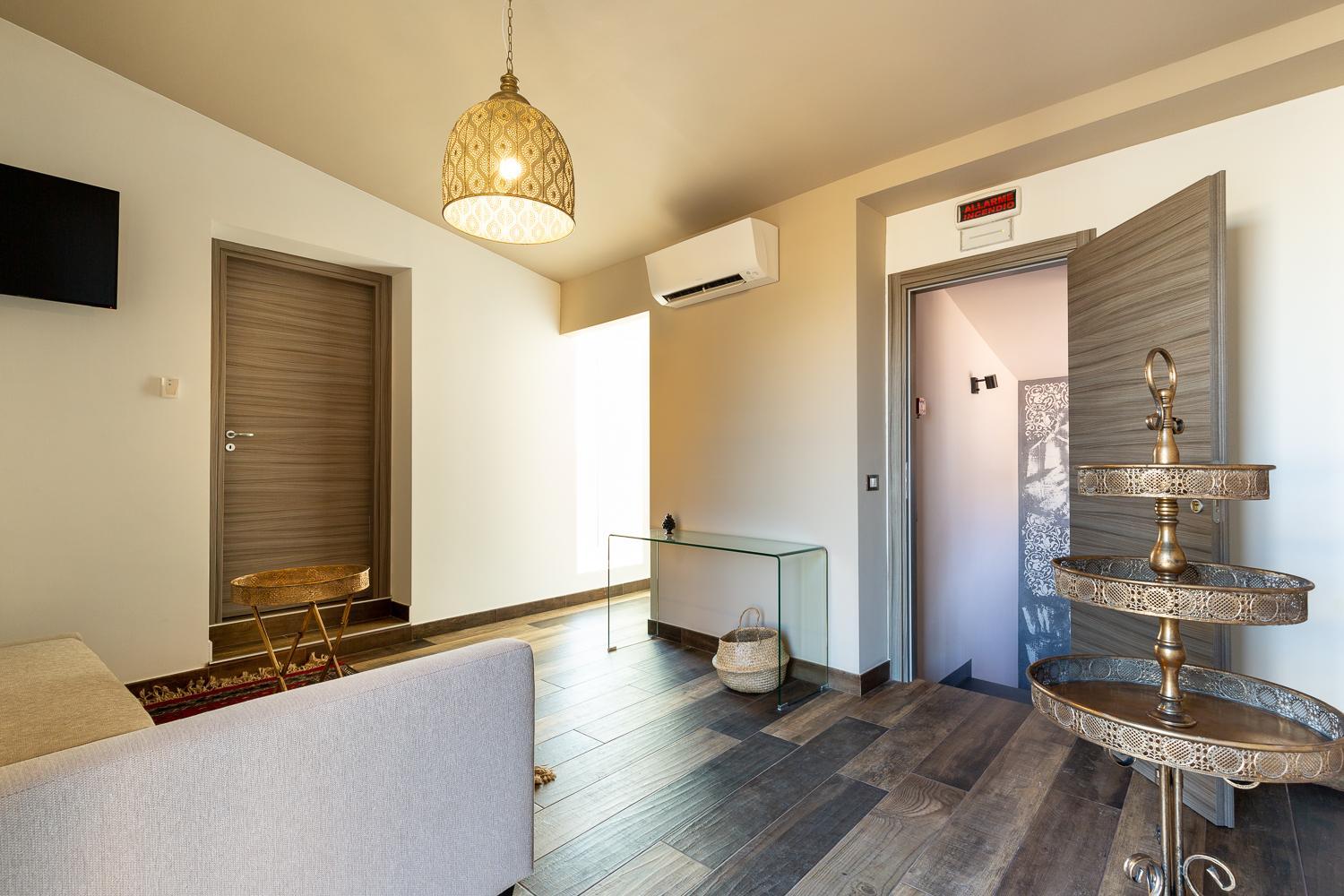 Queen Suite with Sea View - Photo 39
