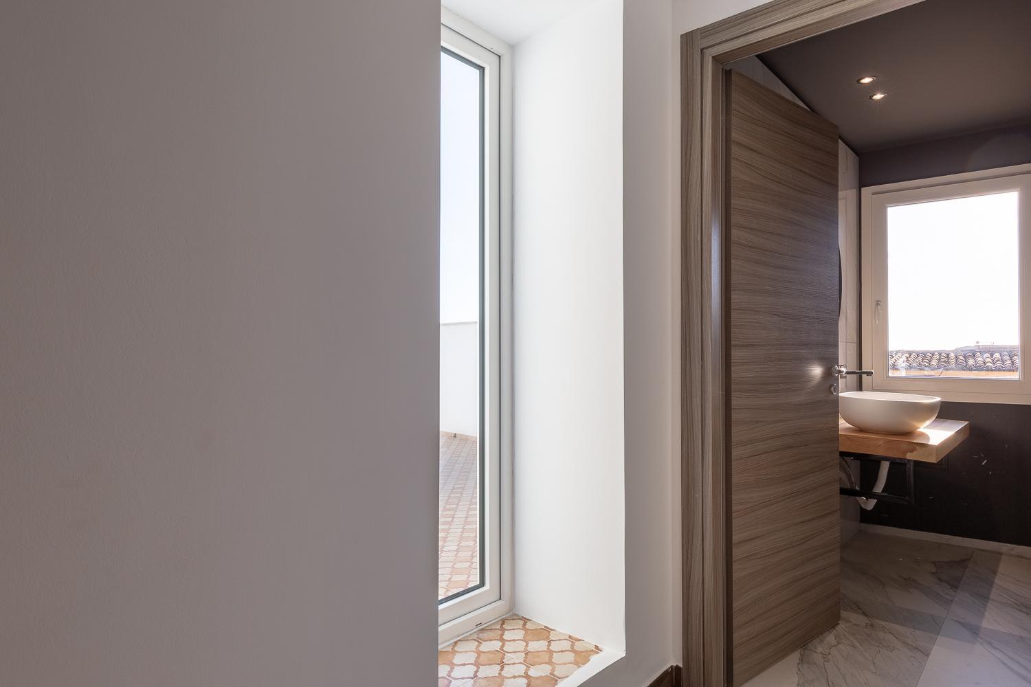 Queen Suite with Sea View - Photo 40