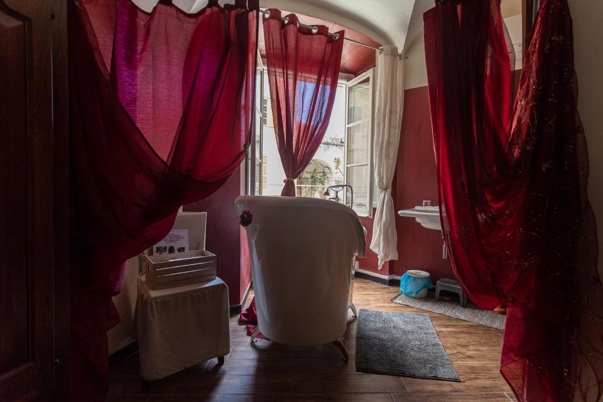 Large Double or Twin Room with Private Bathroom photo 2