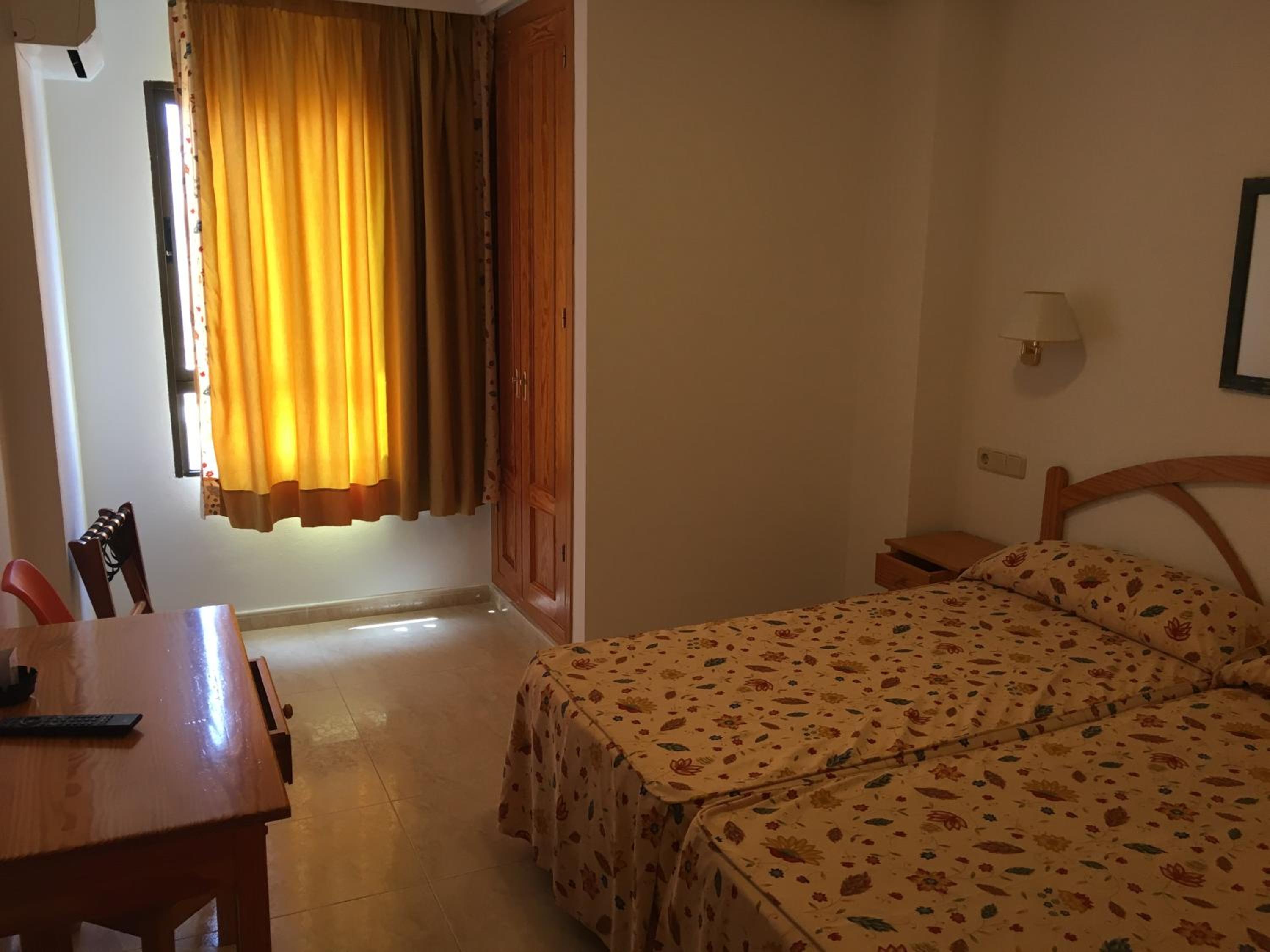 Twin Room - Photo 2