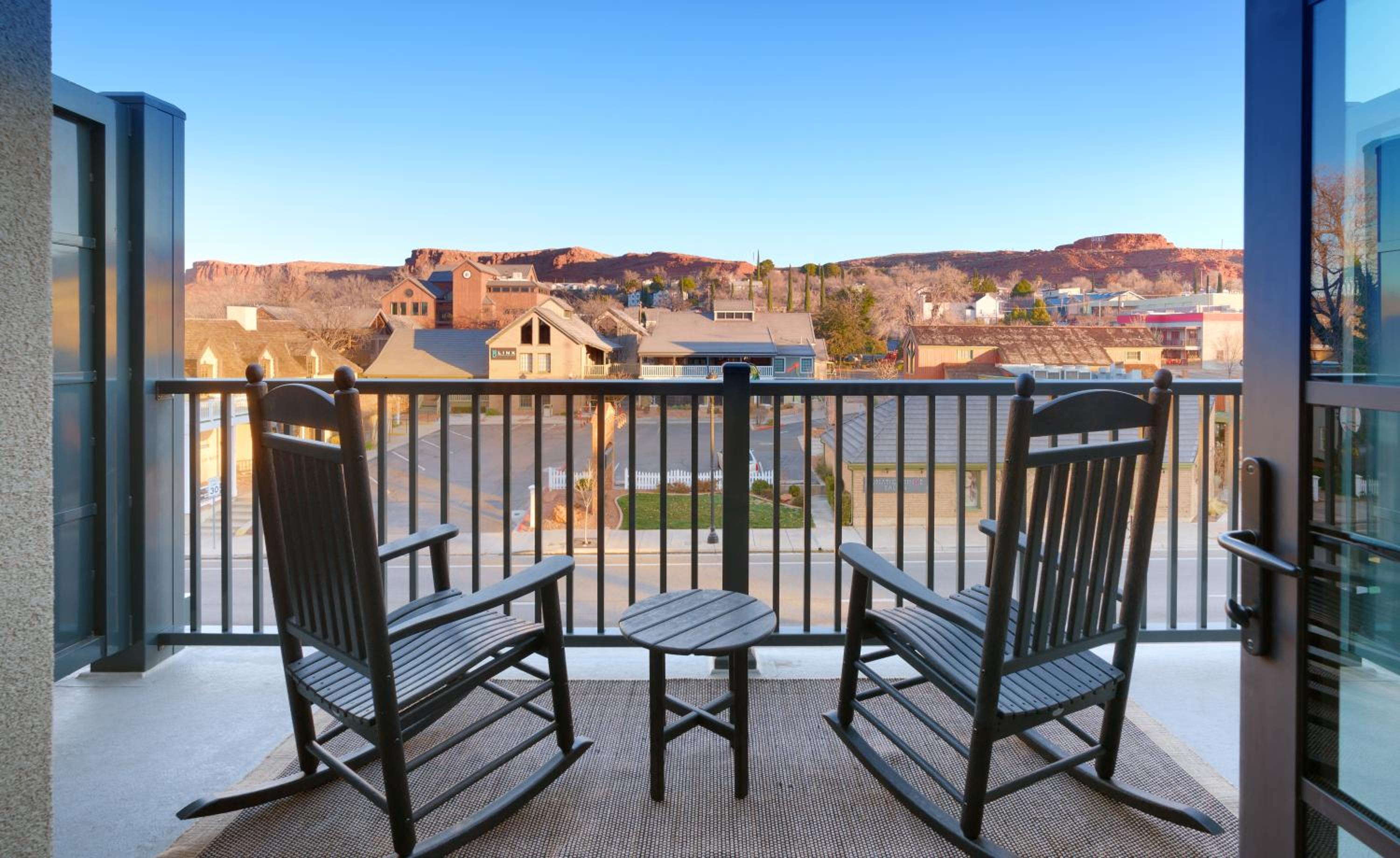 King Balcony, Guest room, 1 King, City view, Balcony - Photo 2