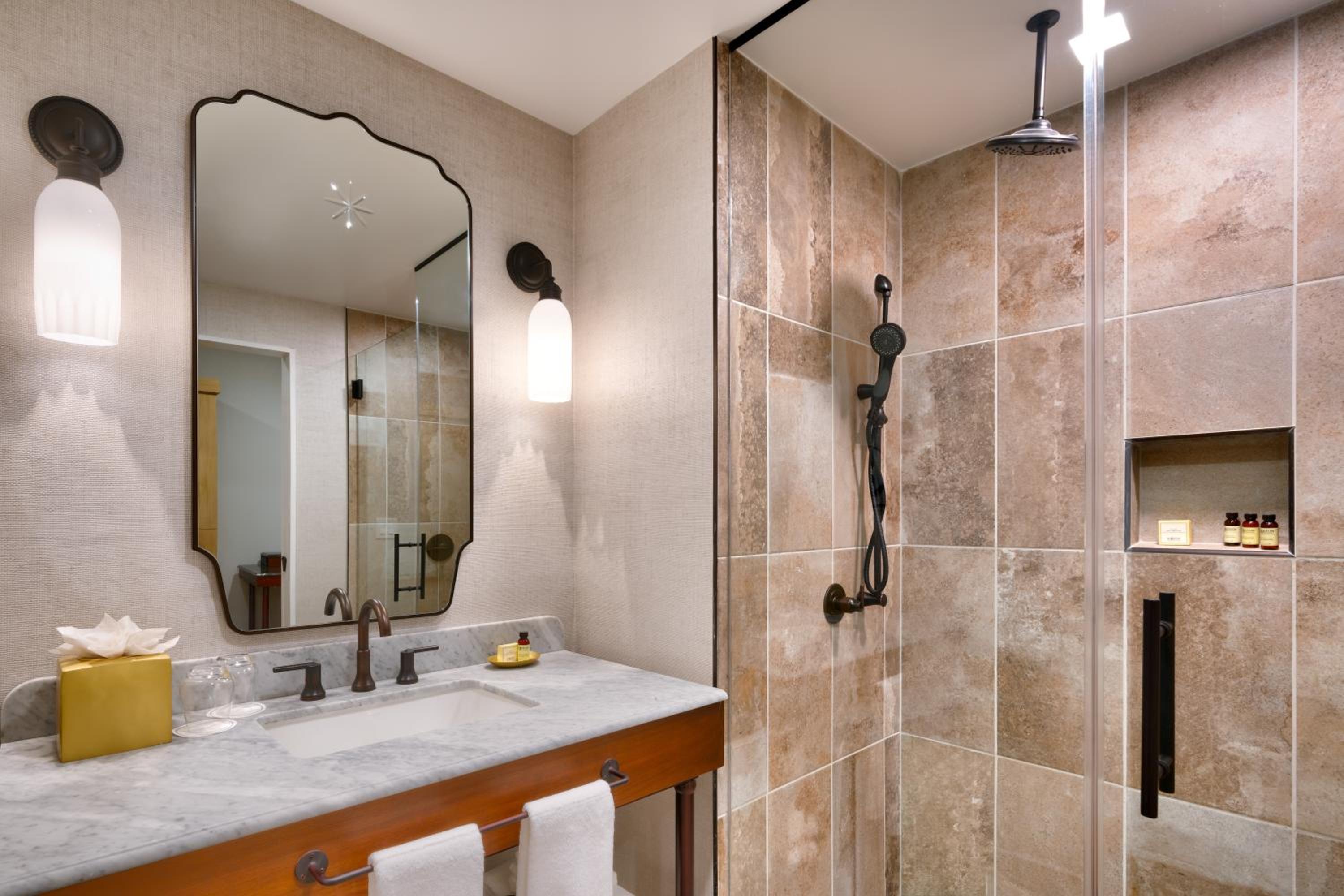 Guest room, 2 Queen, City view - Photo 2