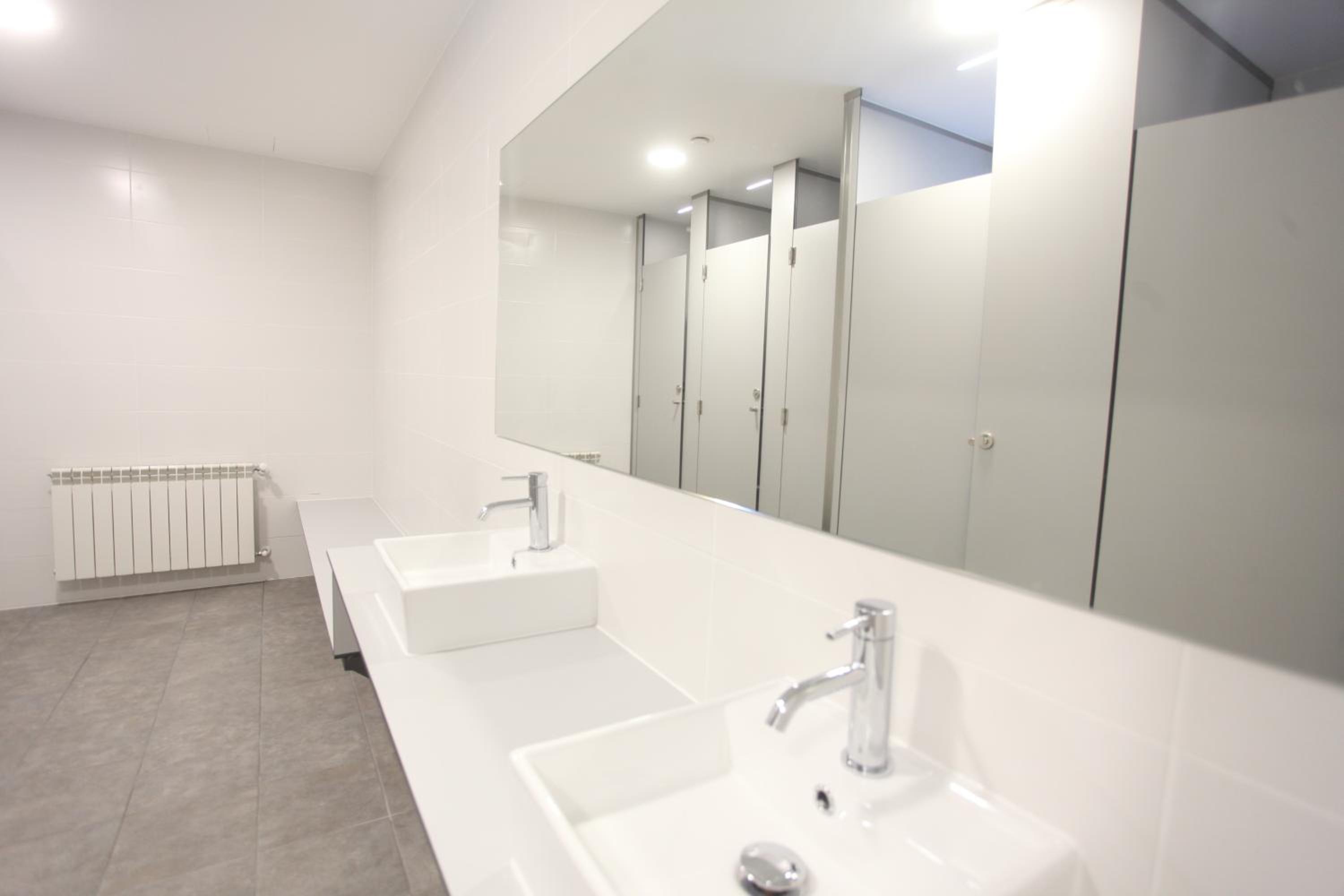 Family Room with Shared Bathroom photo 2