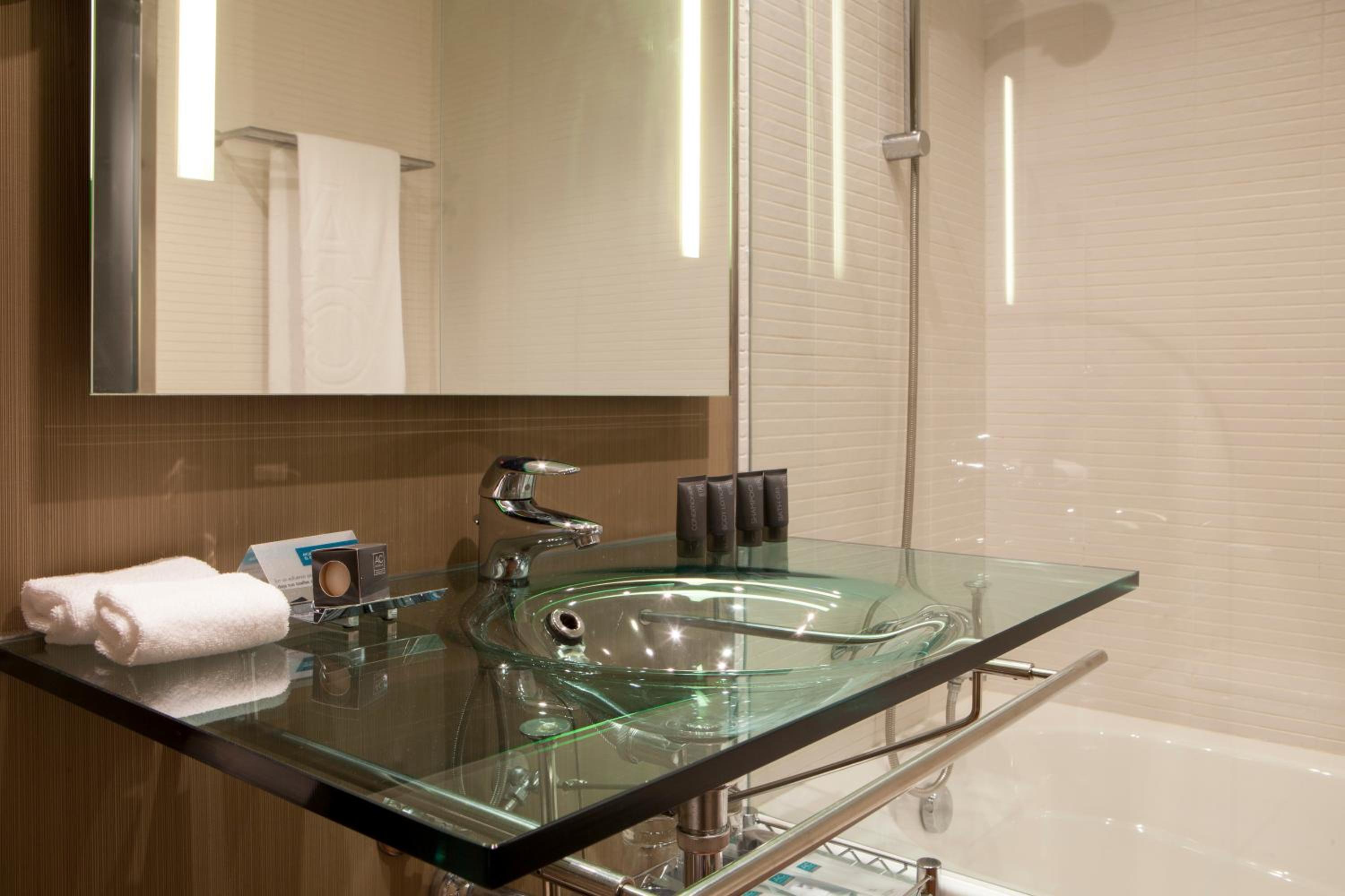 Deluxe Double or Twin Room - Photo 8