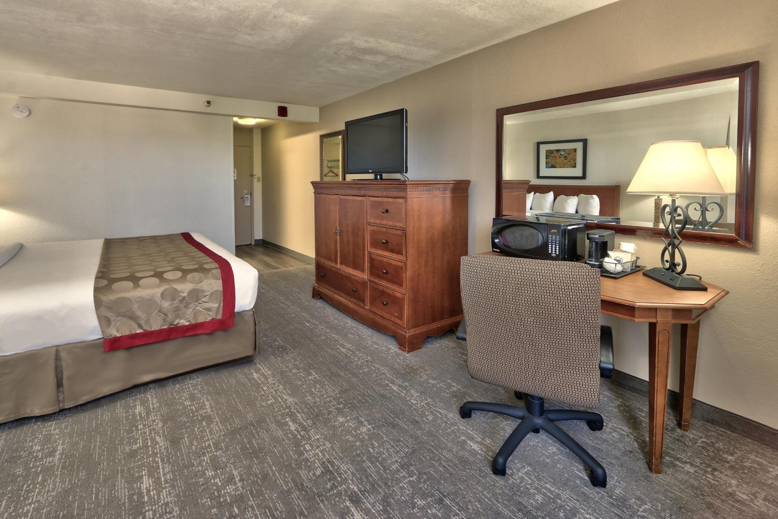 Premier Tower King Room with Walk-in Shower - Non-Smoking photo 3