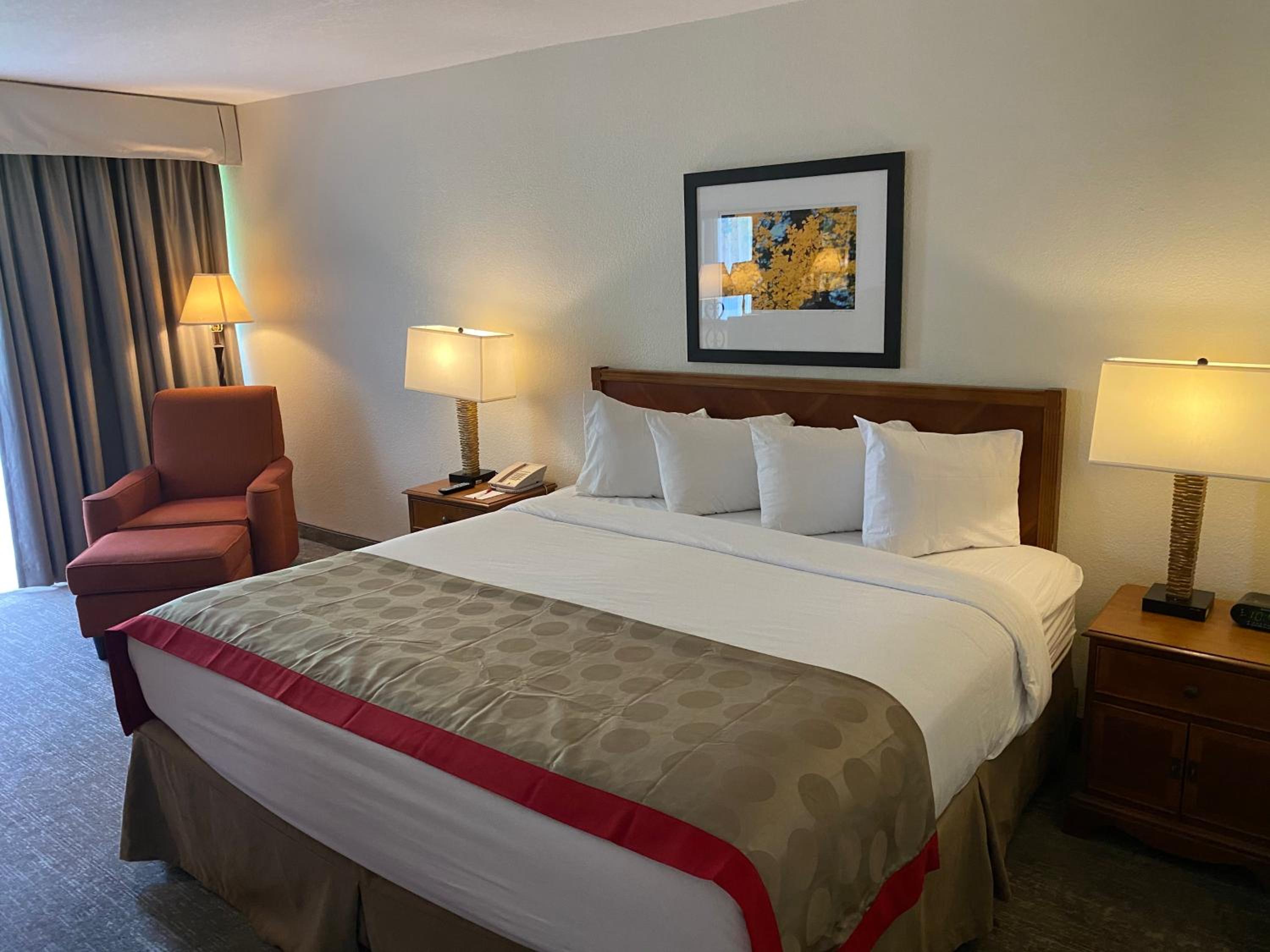 Premier Tower King Room with Walk-in Shower - Non-Smoking photo 1