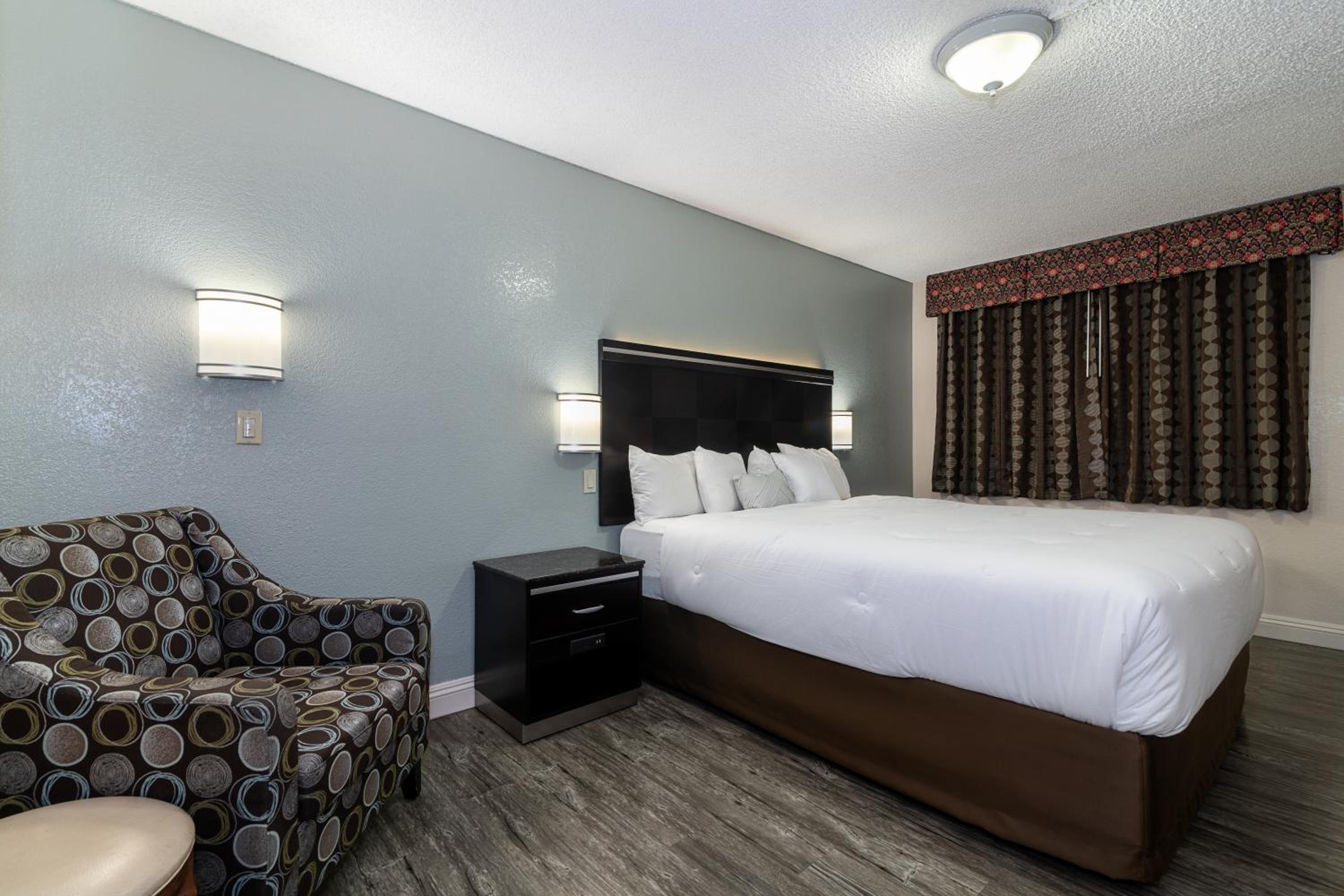 King Room - Non-Smoking - Photo 2