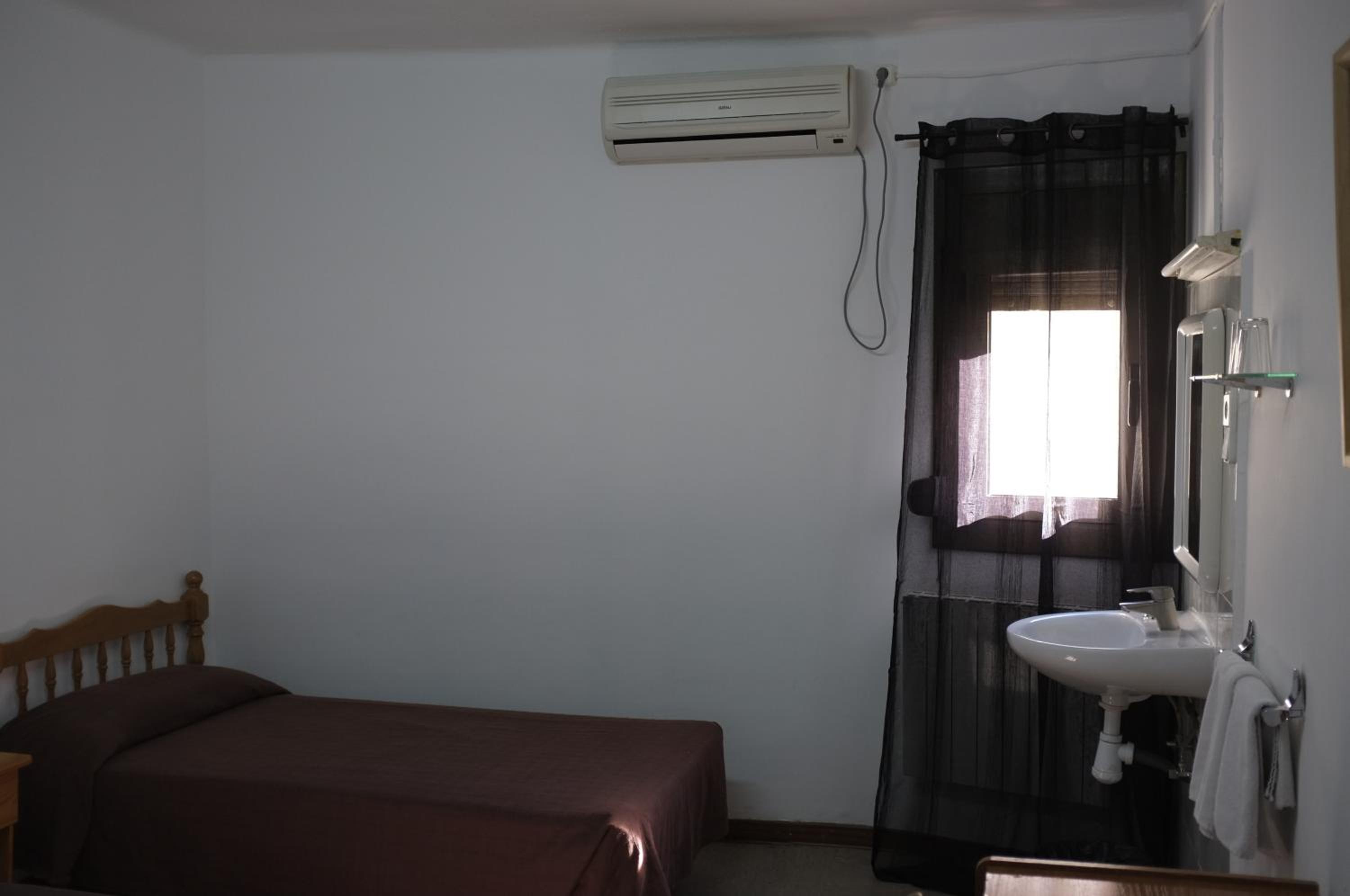 Twin Room with Shared Bathroom photo 2
