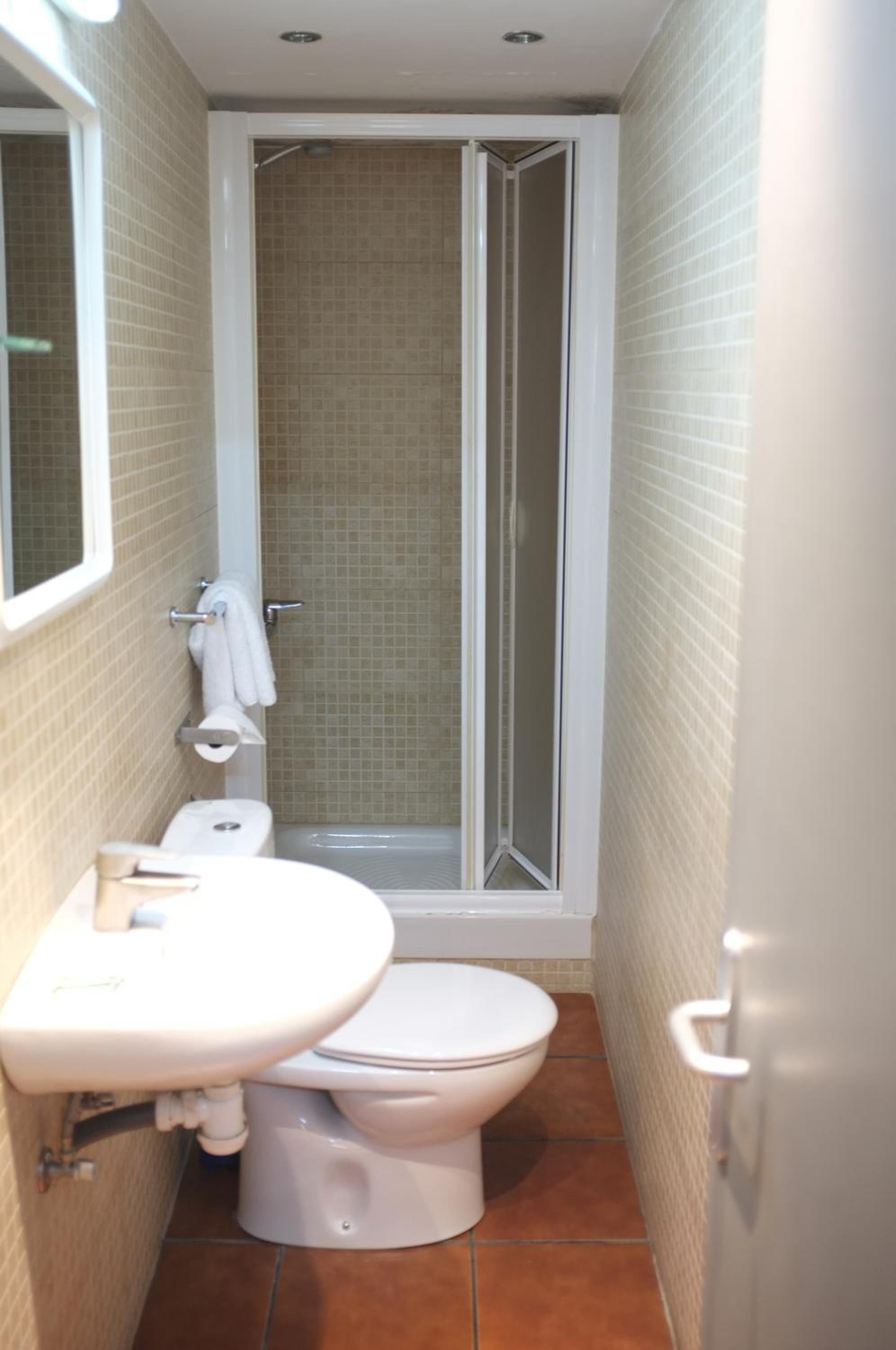 Double or Twin Room with Private Bathroom photo 3