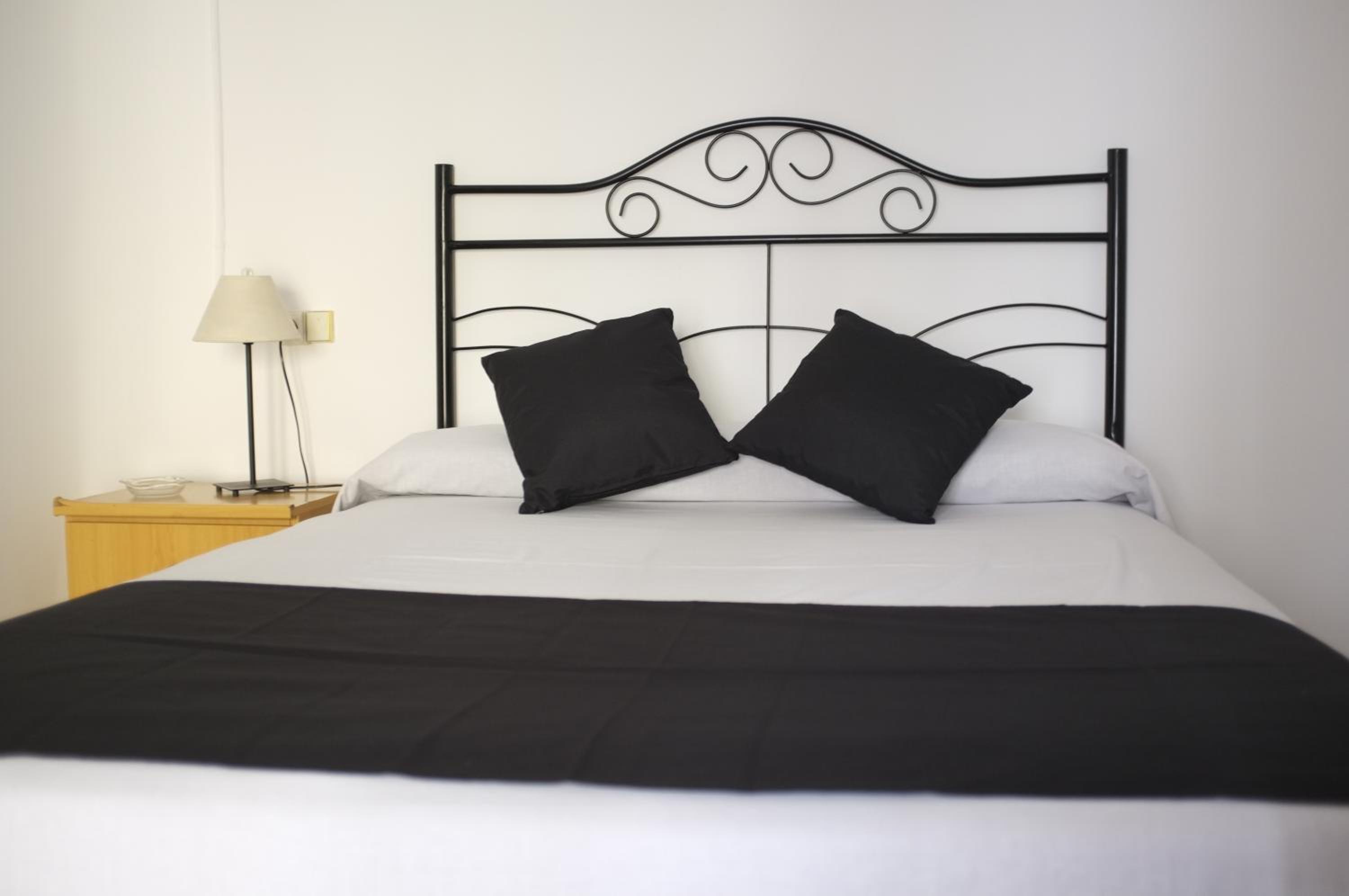 Double or Twin Room with Private Bathroom photo 2