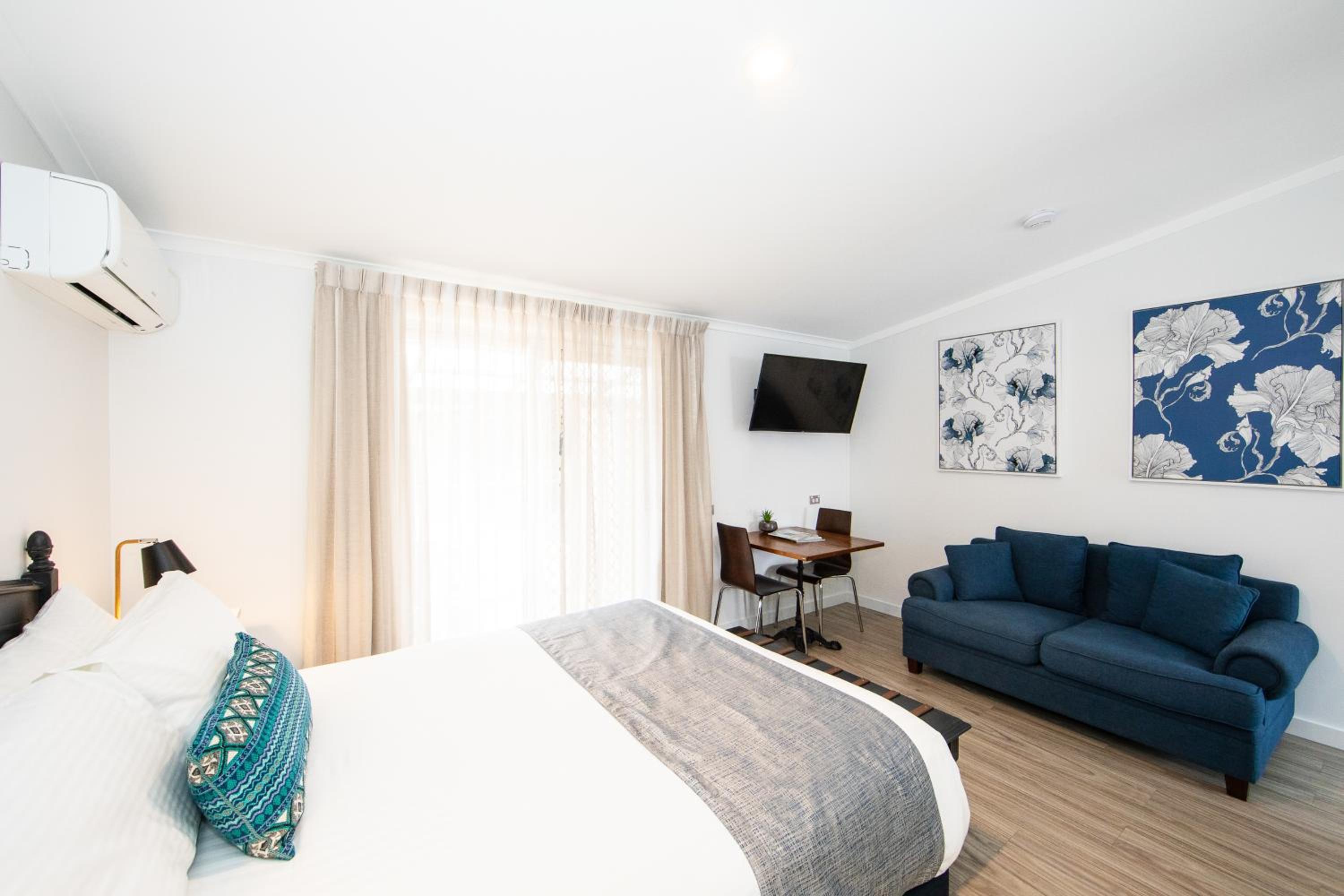 Queen Room with Kitchenette photo 3