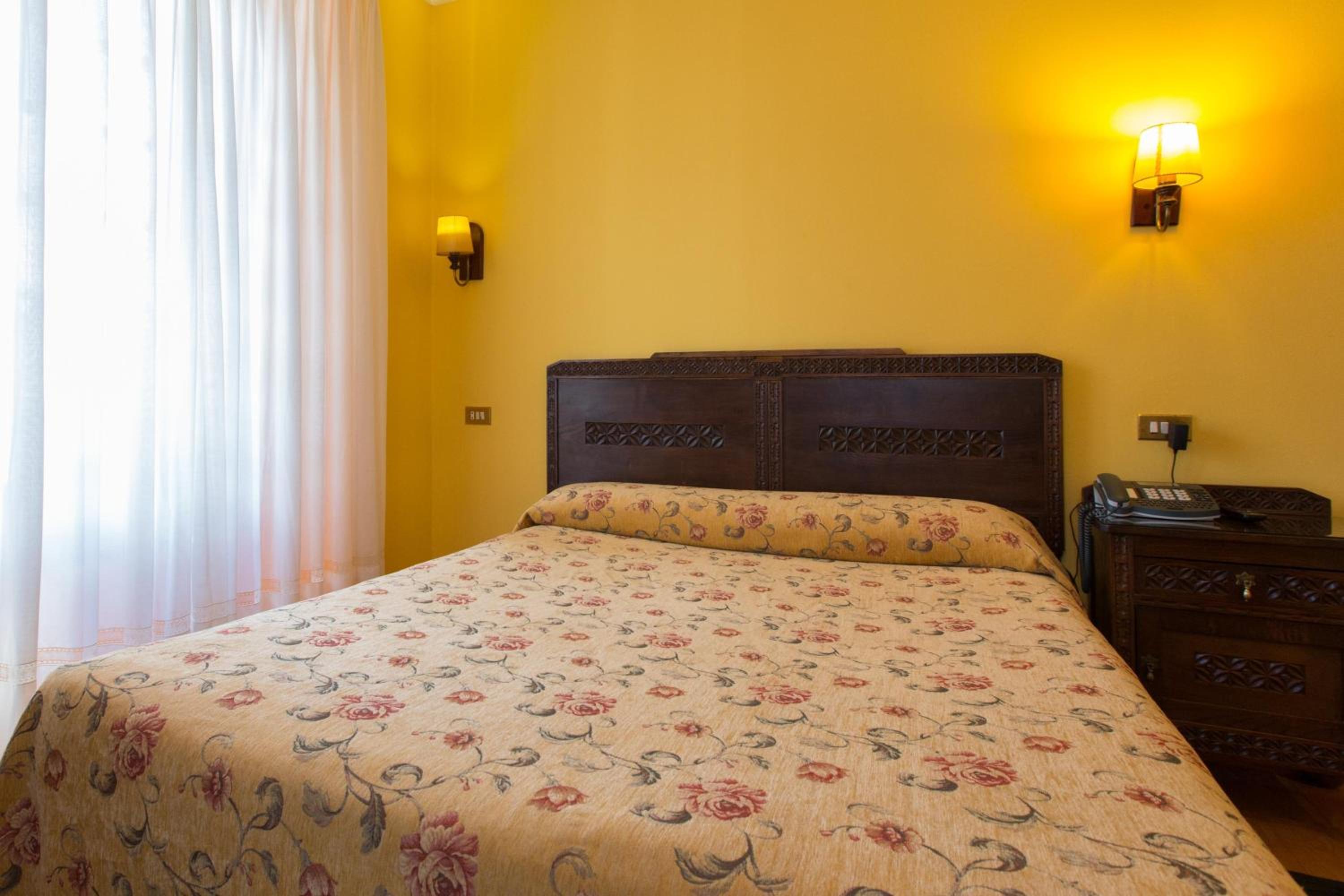 Double or Twin Room - Photo 4