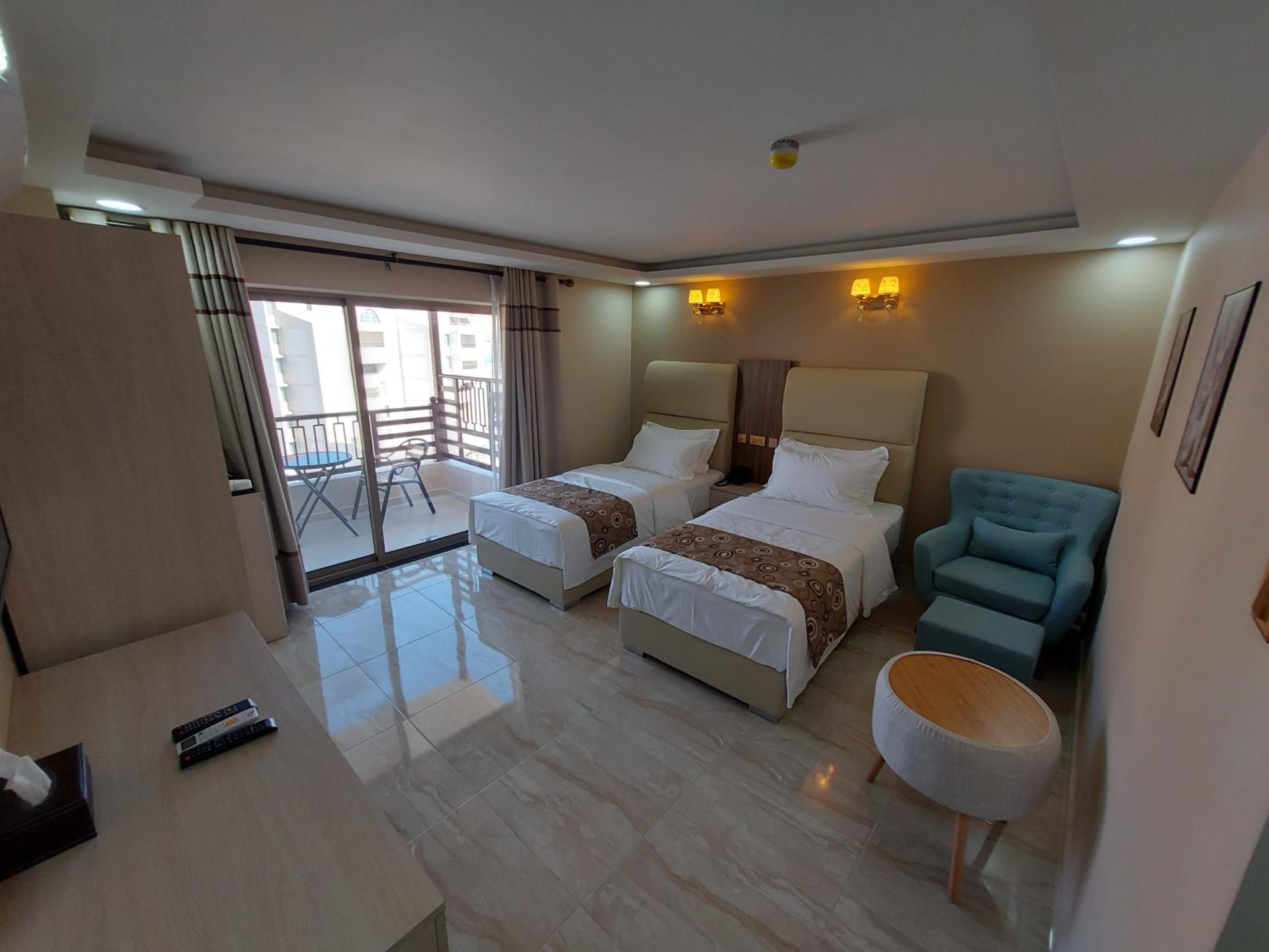 Twin Room with Balcony - Photo 2