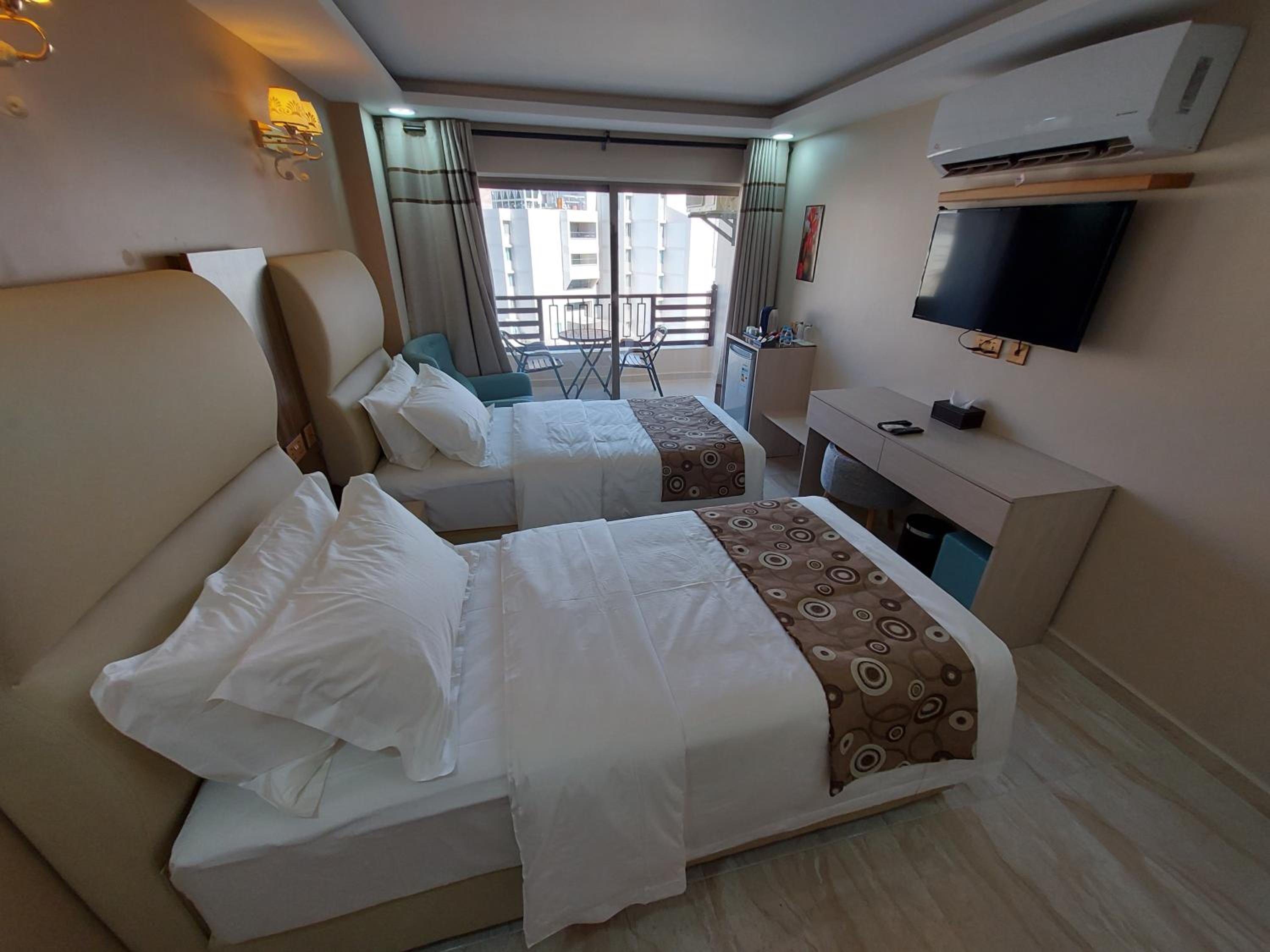 Twin Room with Balcony - Photo 3