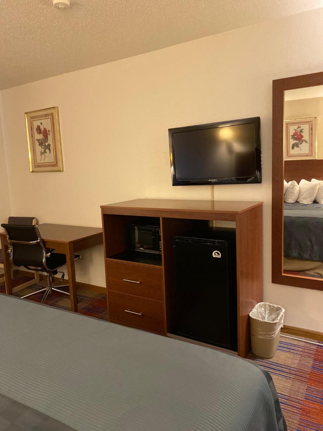 King Room - Non-Smoking - Photo 3