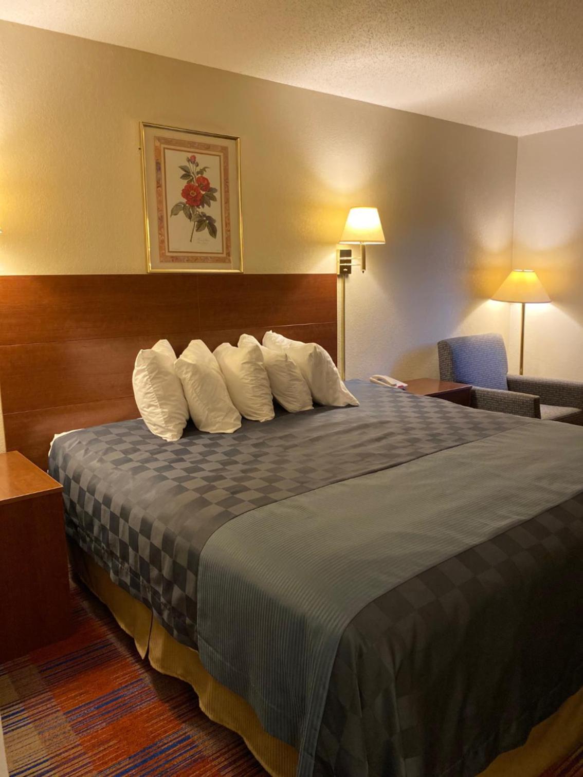 King Room - Non-Smoking - Photo 1
