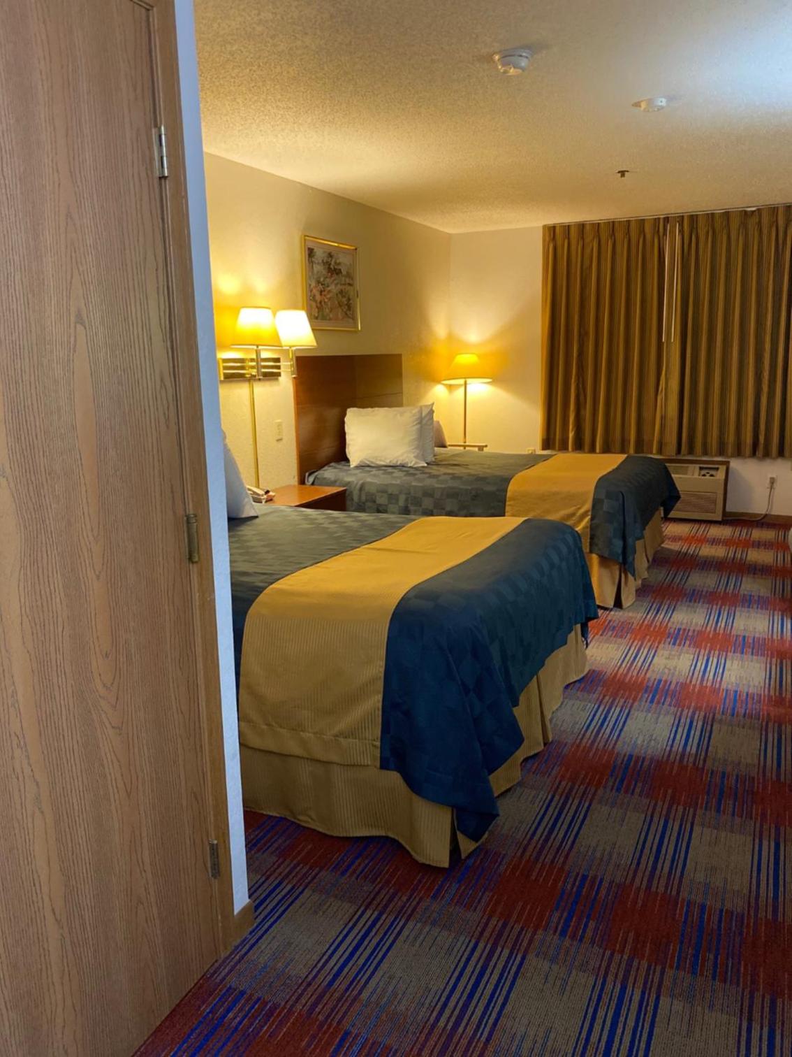 Queen Room with Two Queen Beds - Non-Smoking - Photo 1