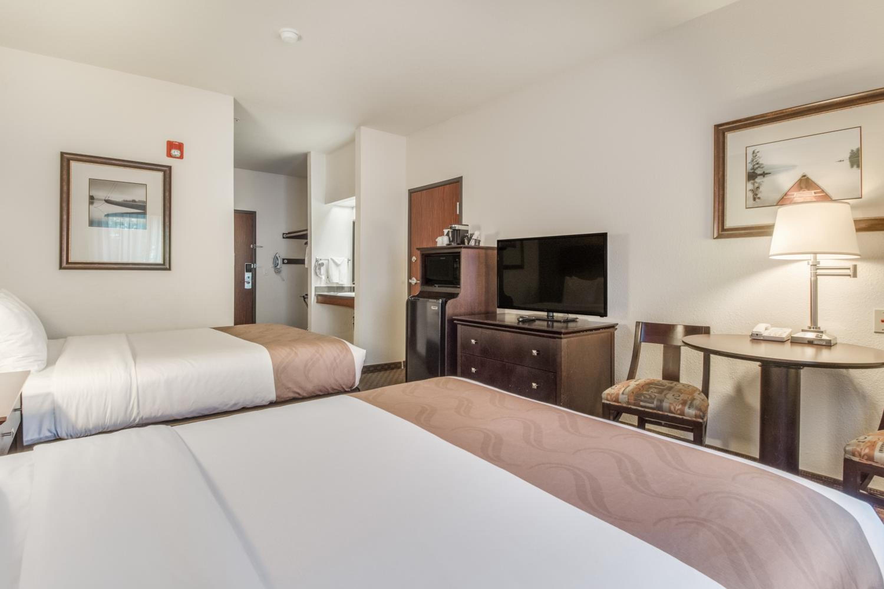 Queen Room With Two Queen Beds - Disability Access - Non-Smoking