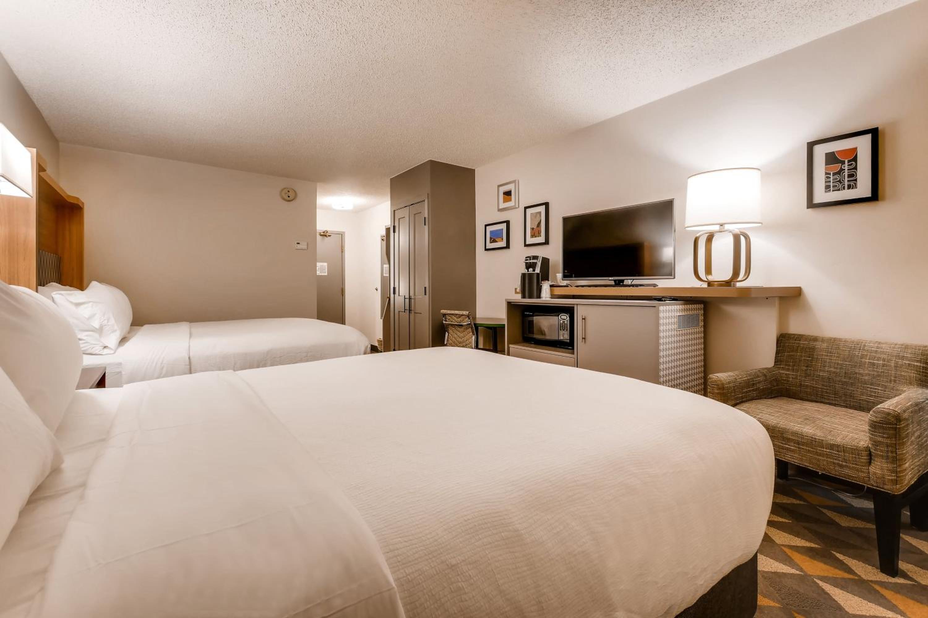 Standard Queen Room with Two Queen Beds - Pet Friendly - Photo 2