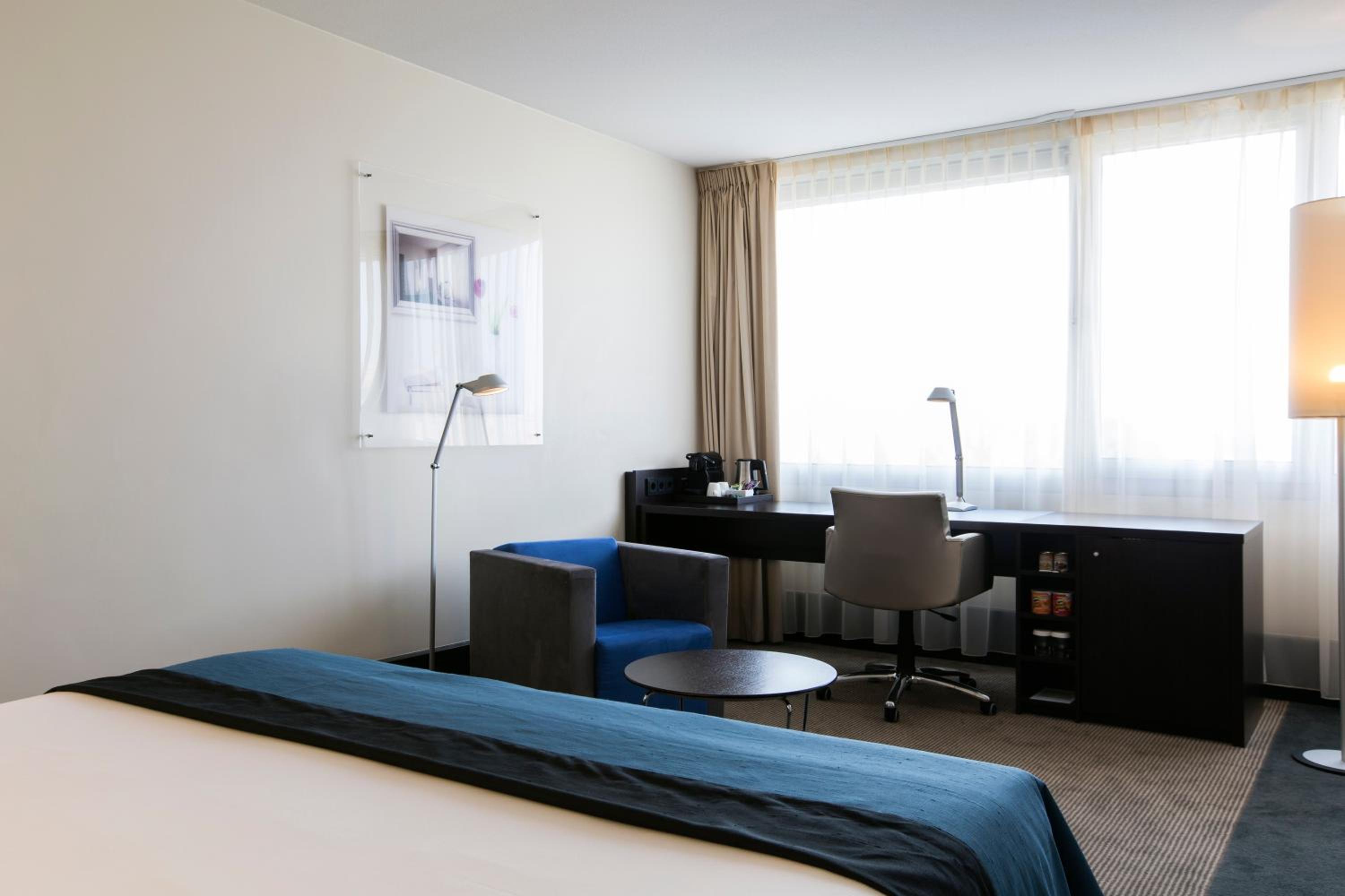 Premium King Room with City View - Photo 5