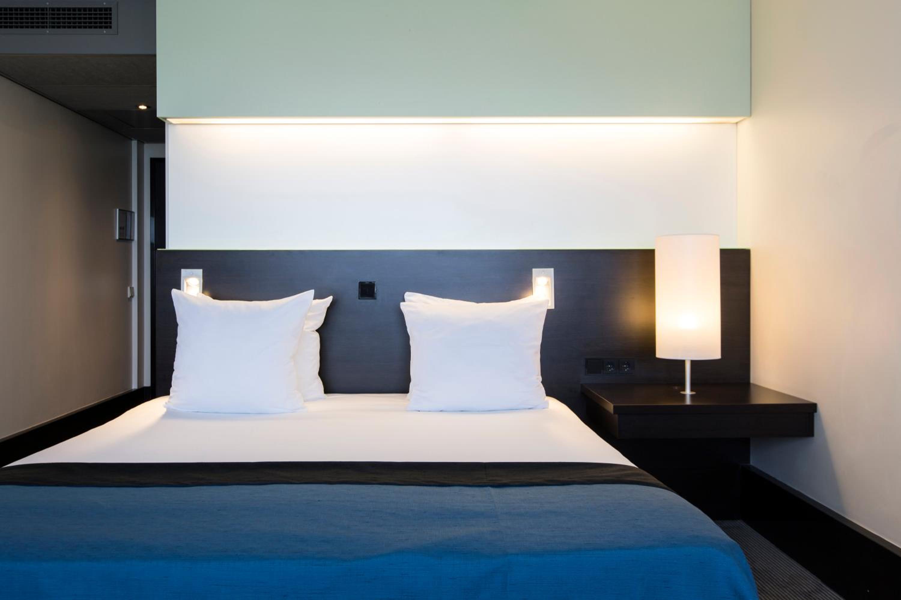 Premium King Room with City View - Photo 4