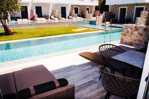 Family Room with Shared Pool  photo 3