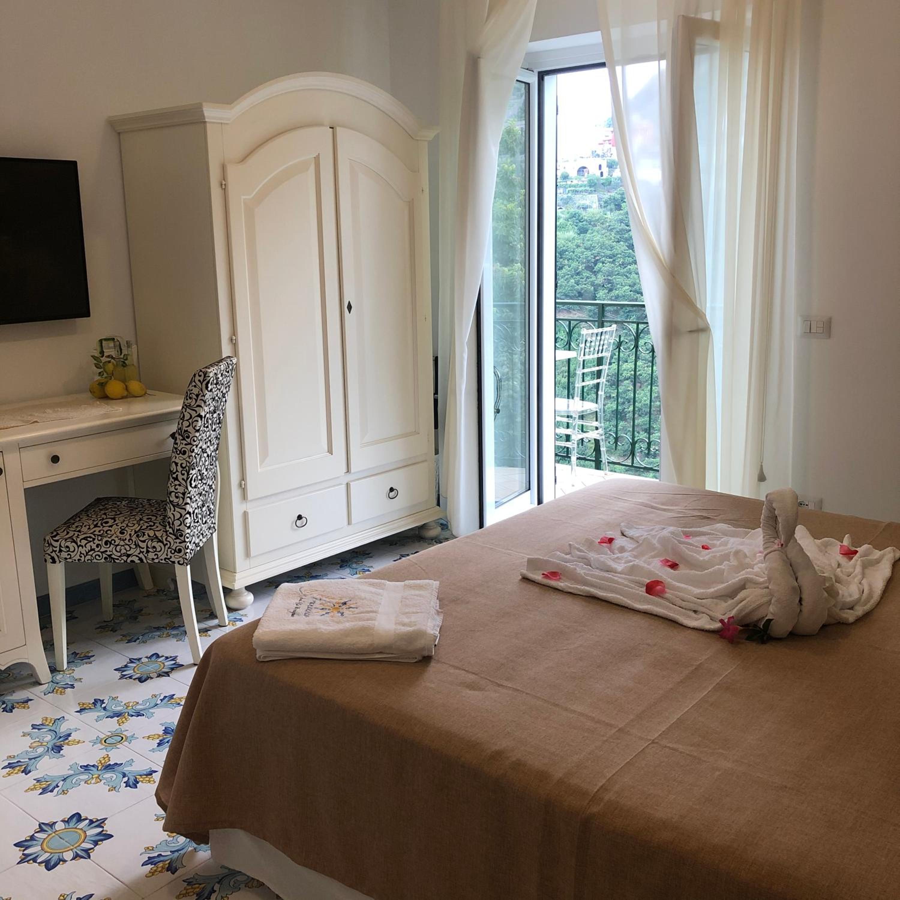 Double or Twin Room with Lateral Sea View