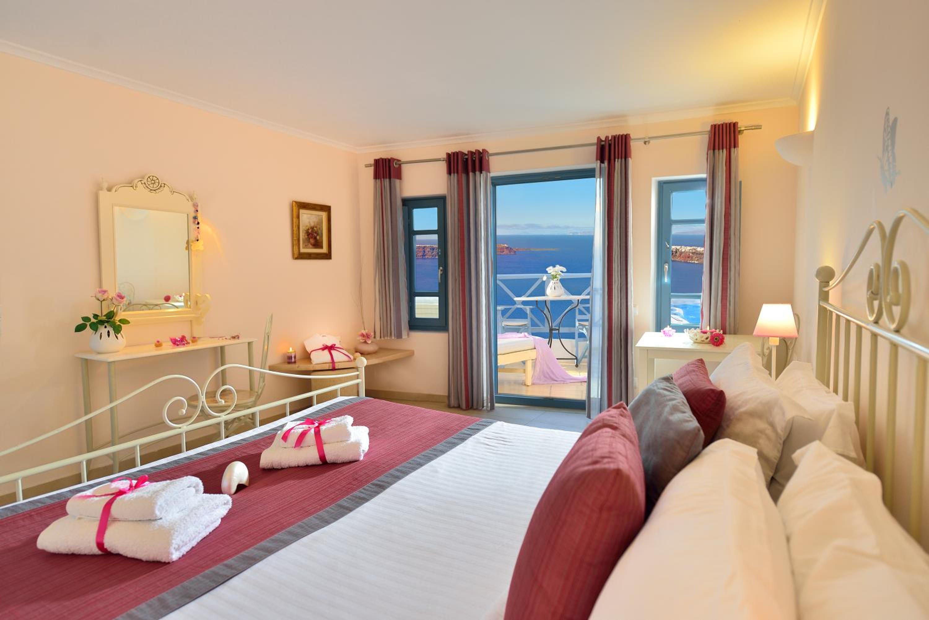 Classic Double Room with Hot Tub and Caldera View