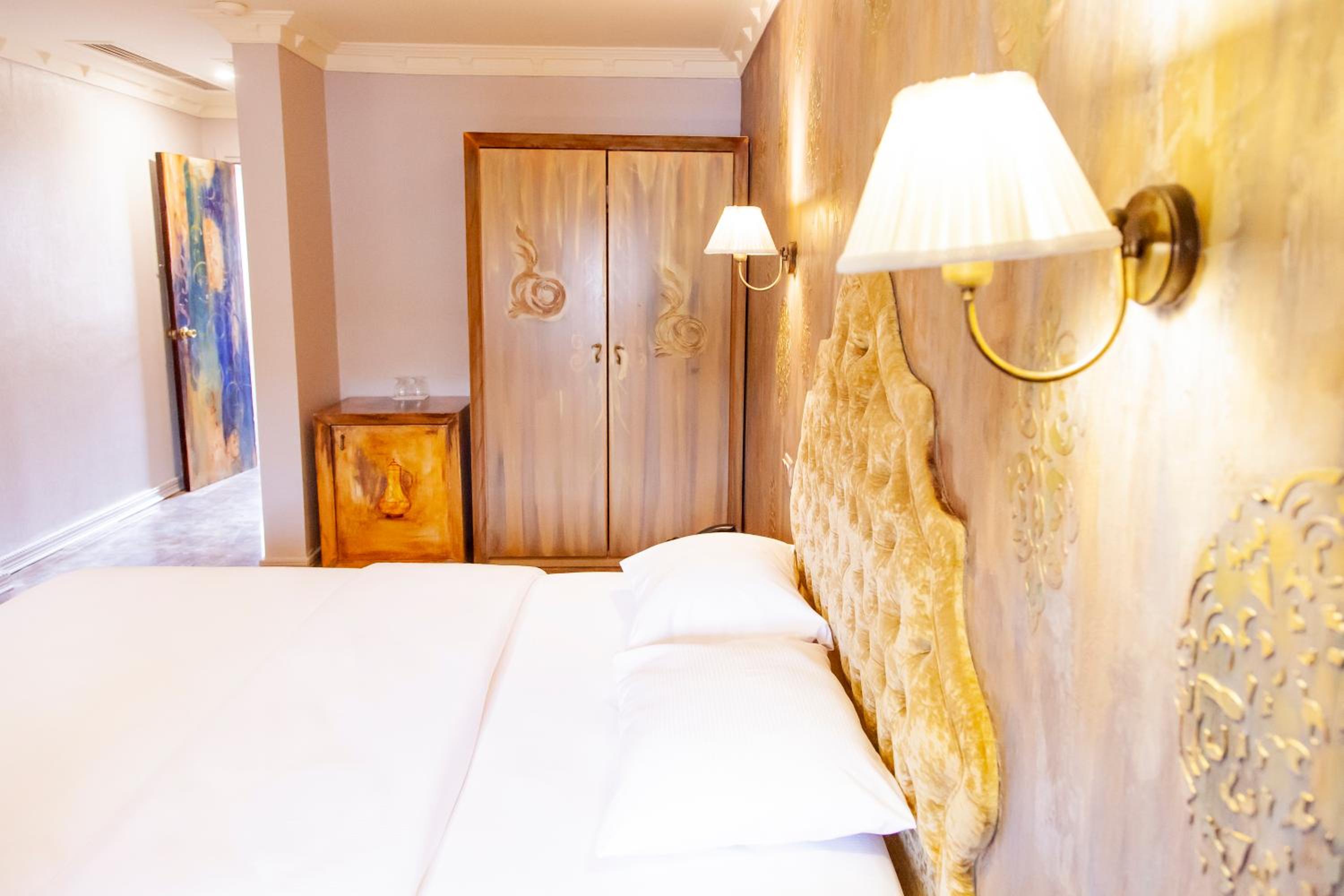 Deluxe Double Room - Photo 8