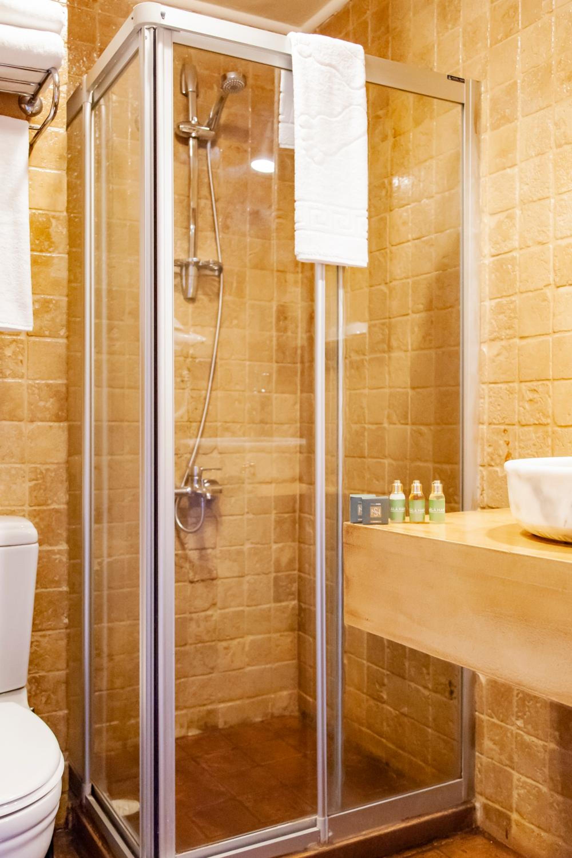 Standard Double or Twin Room - Photo 5