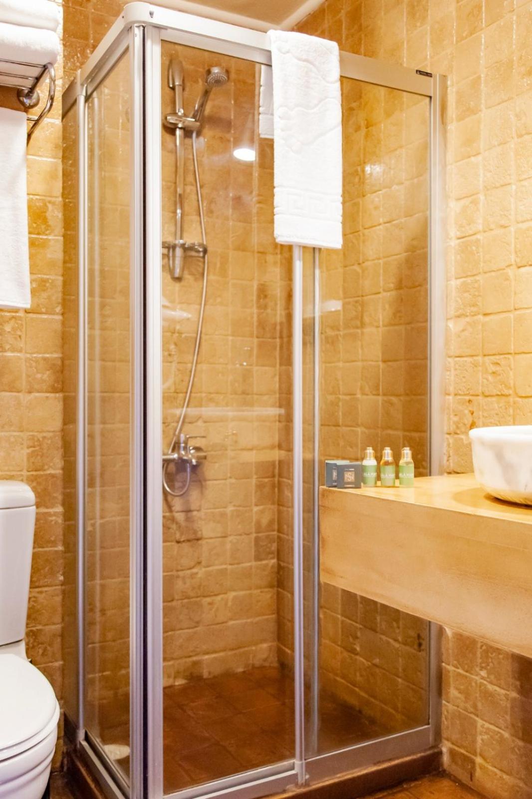 Standard Double or Twin Room - Photo 3