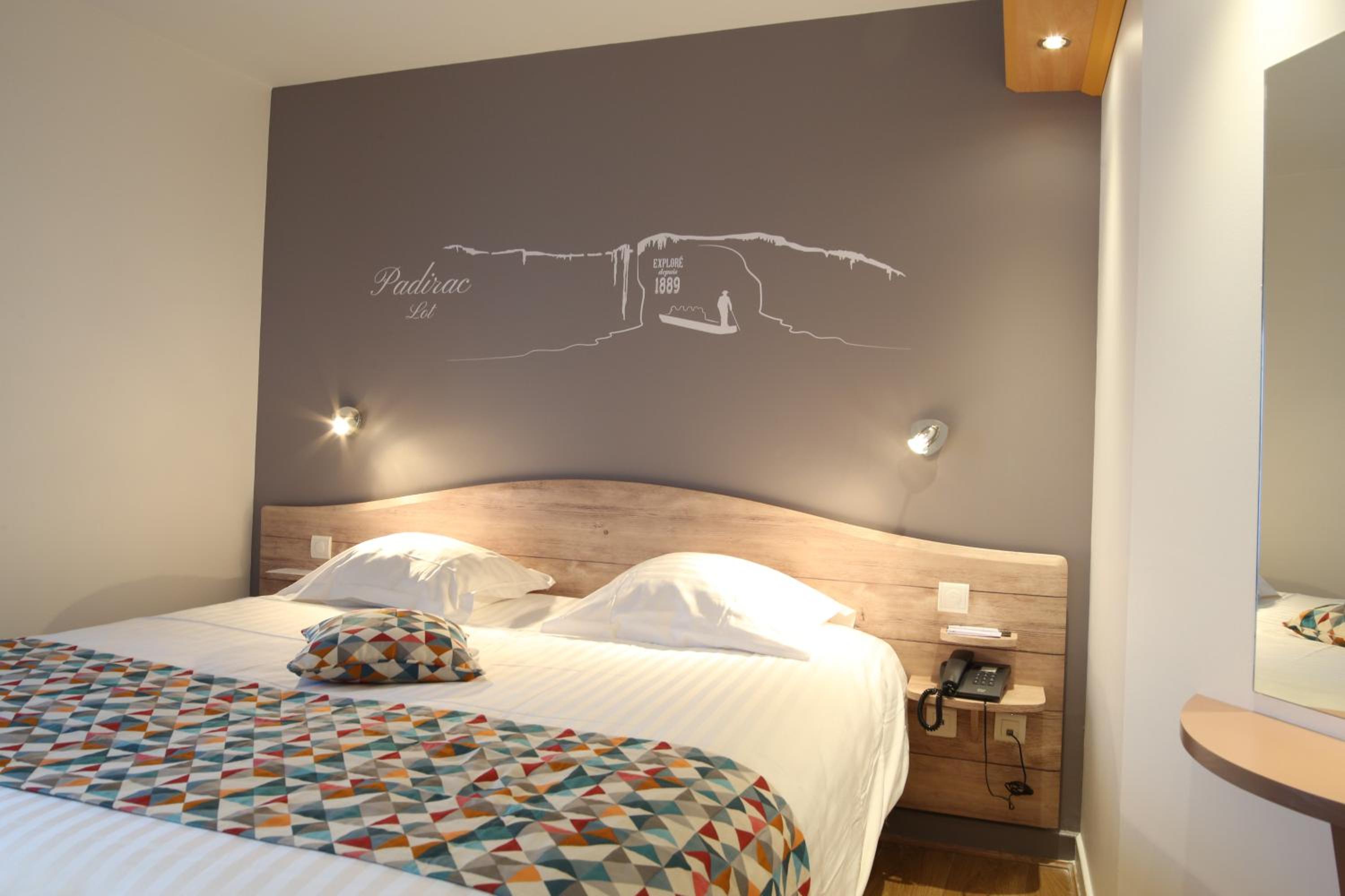 Queen Room with Queen Bed and River View - Photo 4
