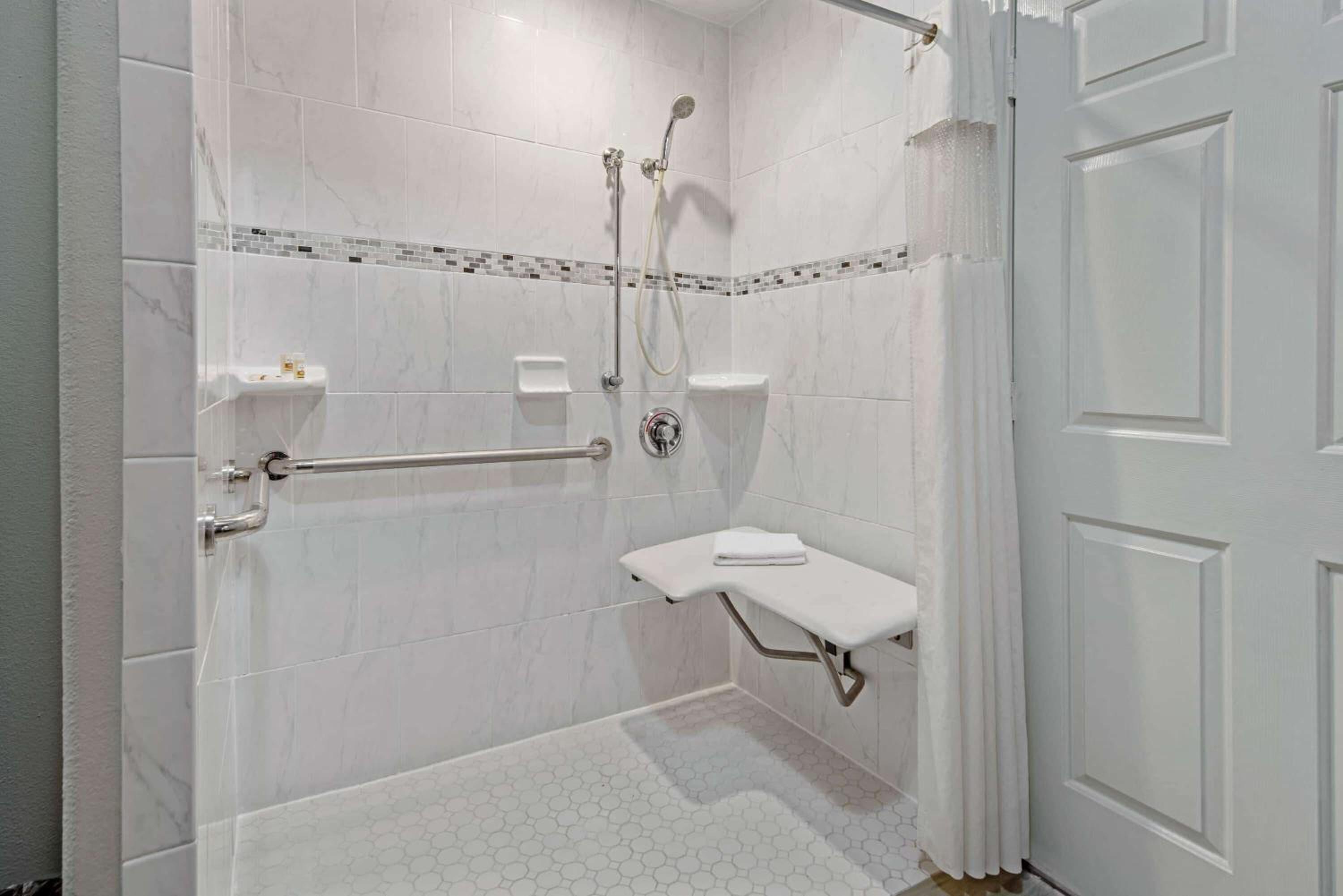 1 King Bed, Deluxe Mobility Accessible Family Suite, Roll-in Shower, Non-Smoking - Photo 4