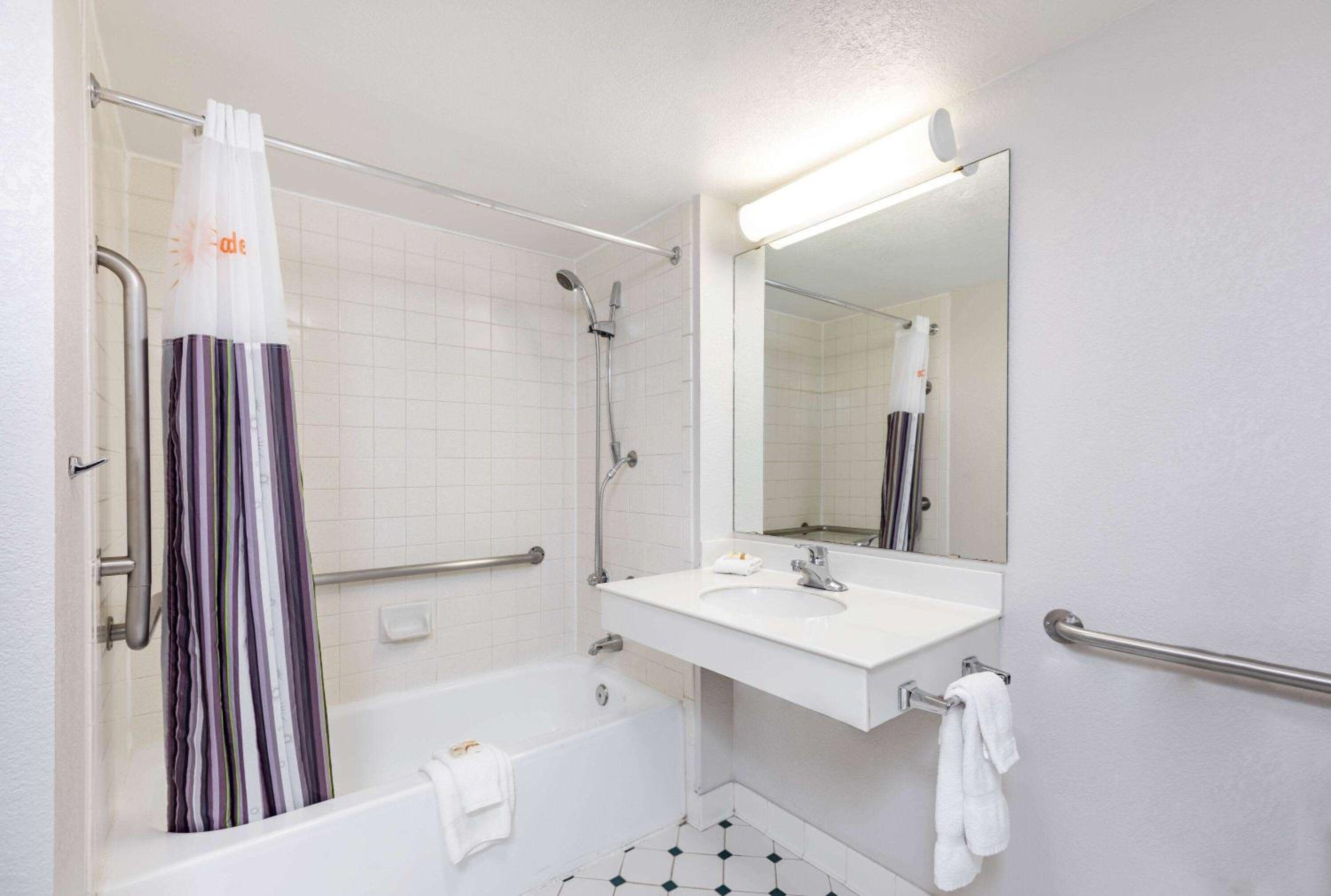 King Room - Disability Access - Photo 5