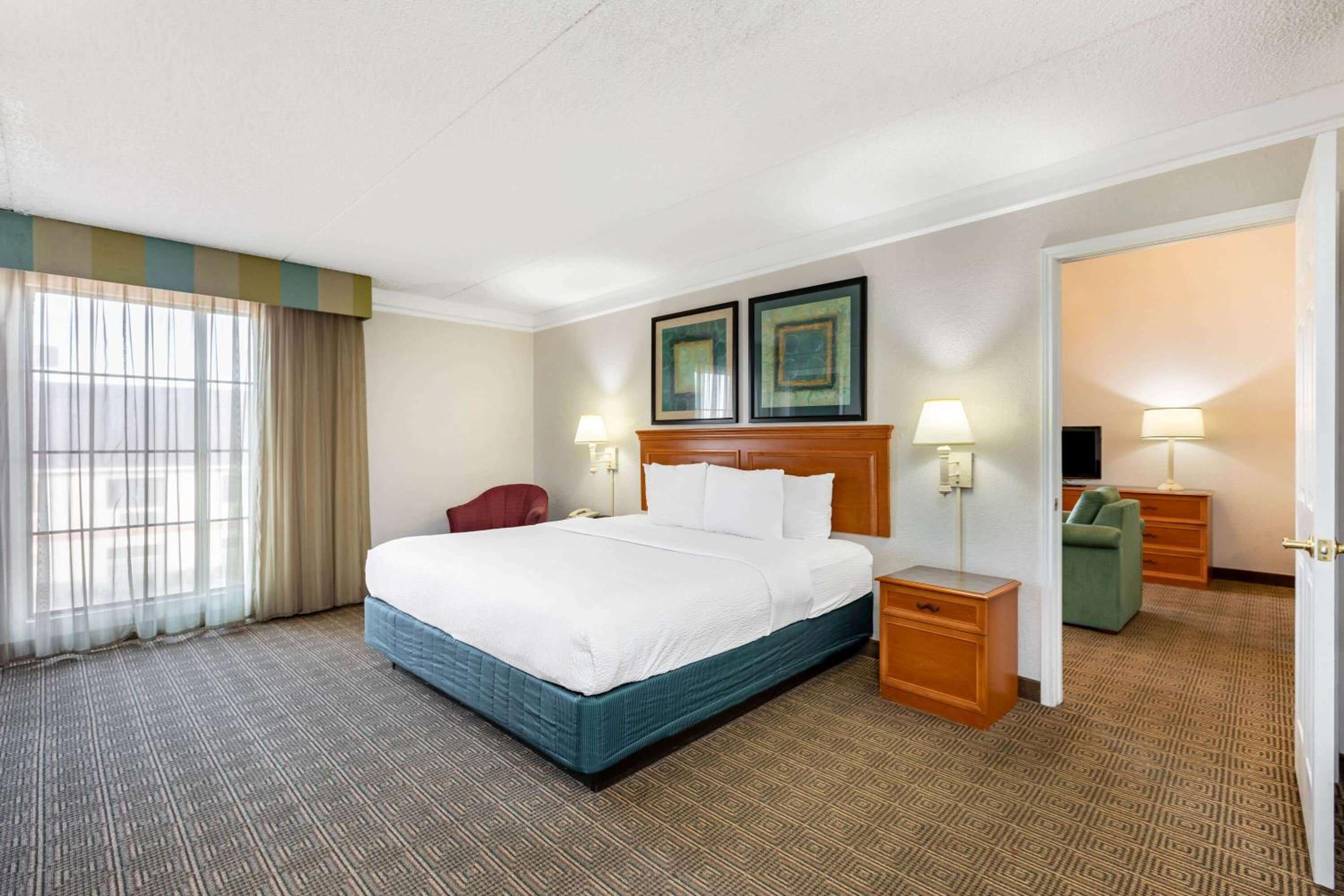 King Suite - Non-Smoking - Photo 1