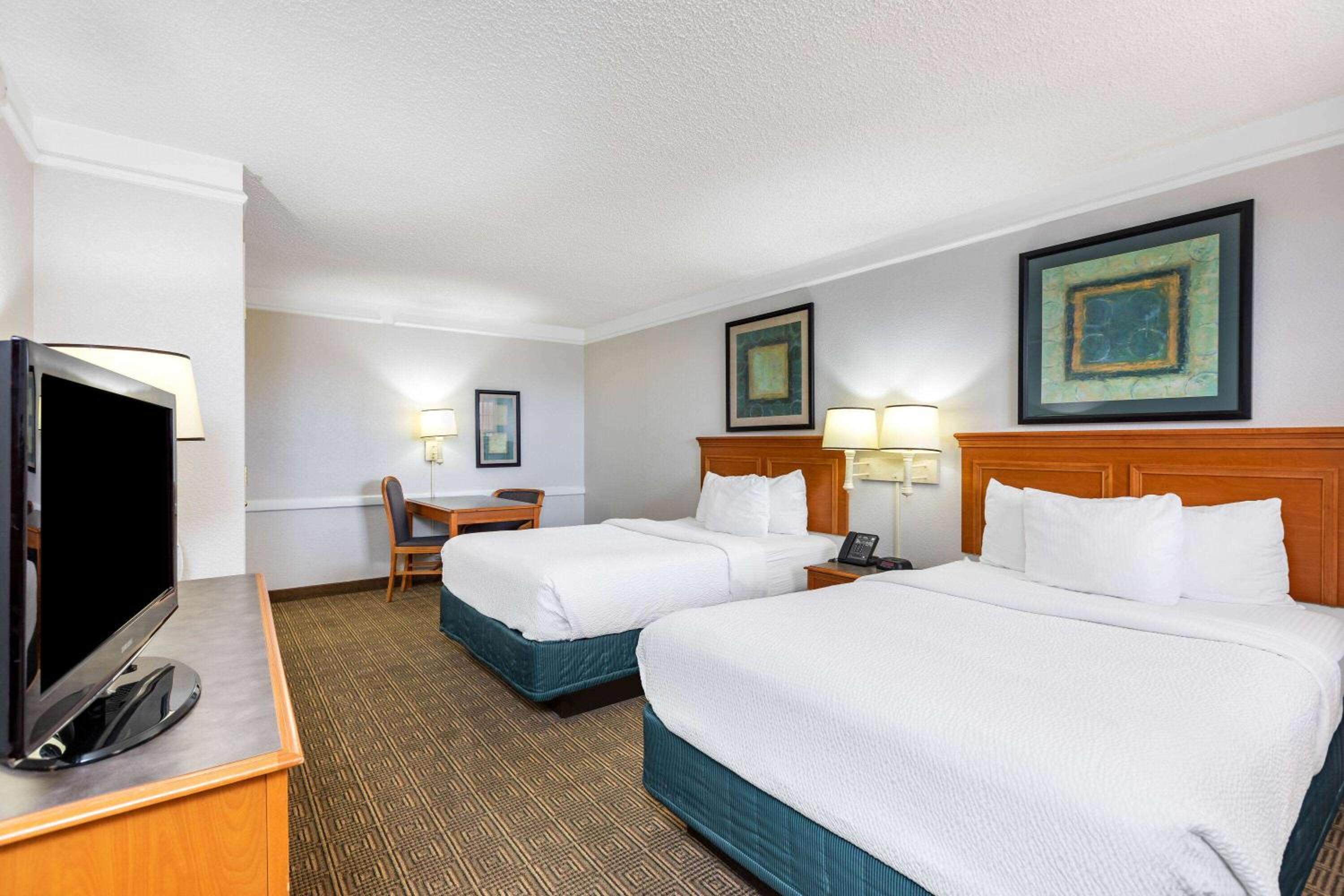 Double Room with Two Double Beds - Photo 2