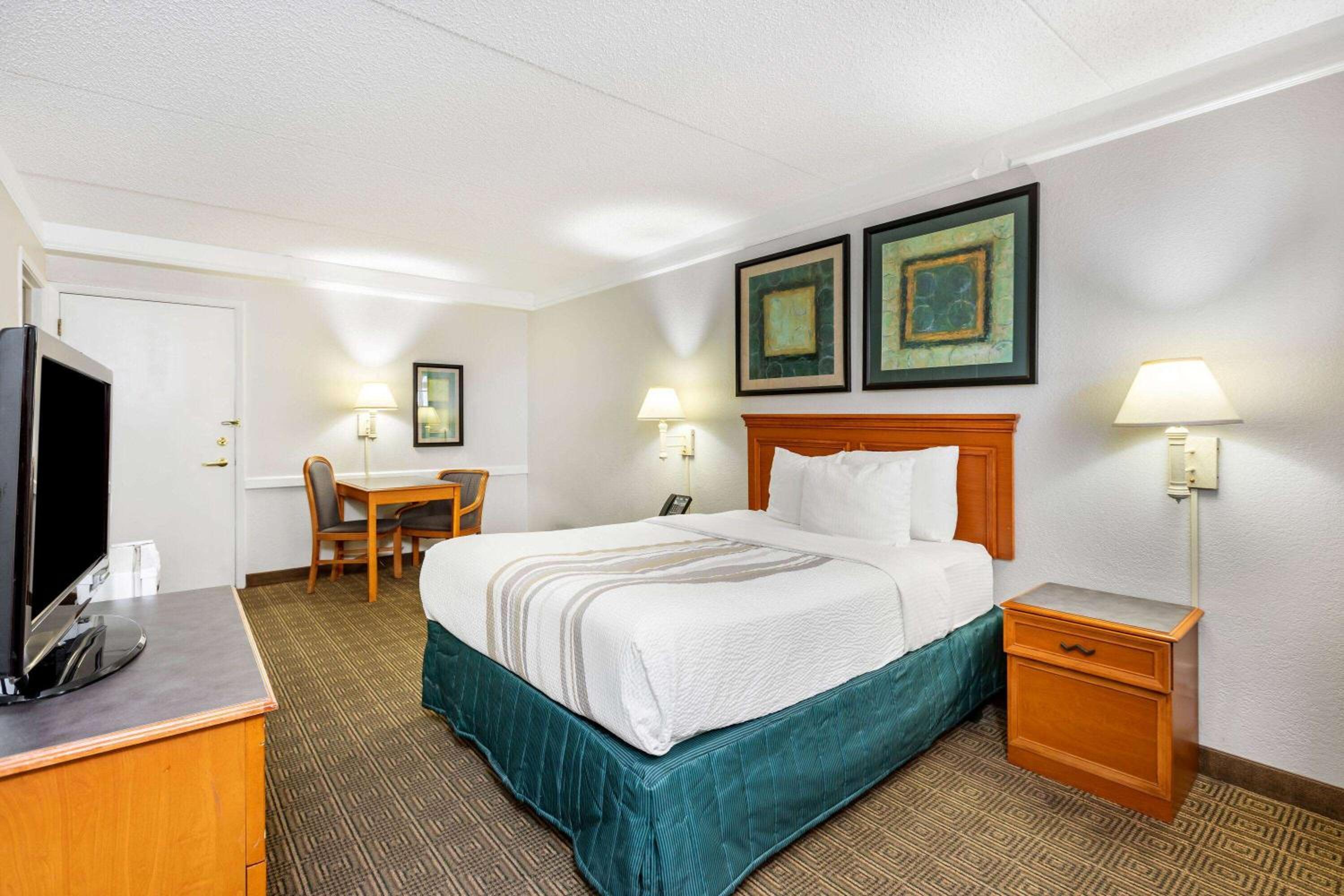Queen Room - Disability Access - Photo 1